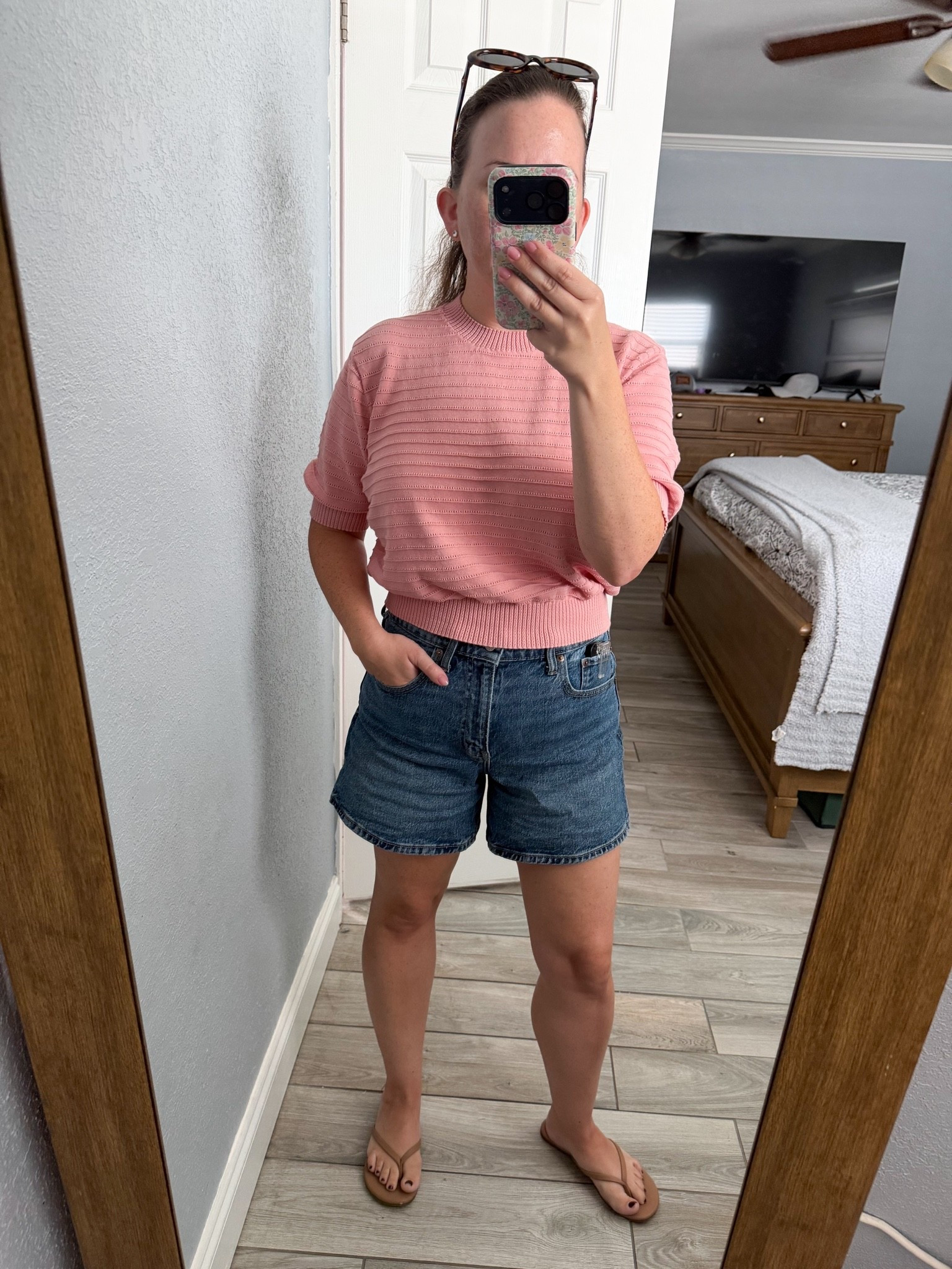 Soft Autumn outfit idea 🌸 Denim shorts and a soft pink sweater are one Soft Autumn outfit idea 🌸 Denim shorts and a soft pink sweater are one of my favorite combinations for an effortless everyday look. This outfit is comfortable, easy to recreate, and perfect for everything from errands to lunch with friends. The muted pink adds a feminine touch while classic denim keeps it casual and timeless.

#LTKdayinmylife #LTKgrwm #LTKootd
