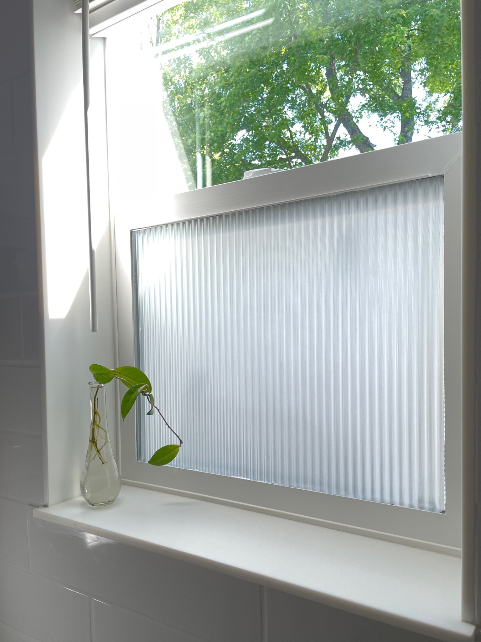 Non-adhesive reeded glass window film. 

Privacy window film

Amazon decor finds 

#LTKHome #LTKFindsUnder50