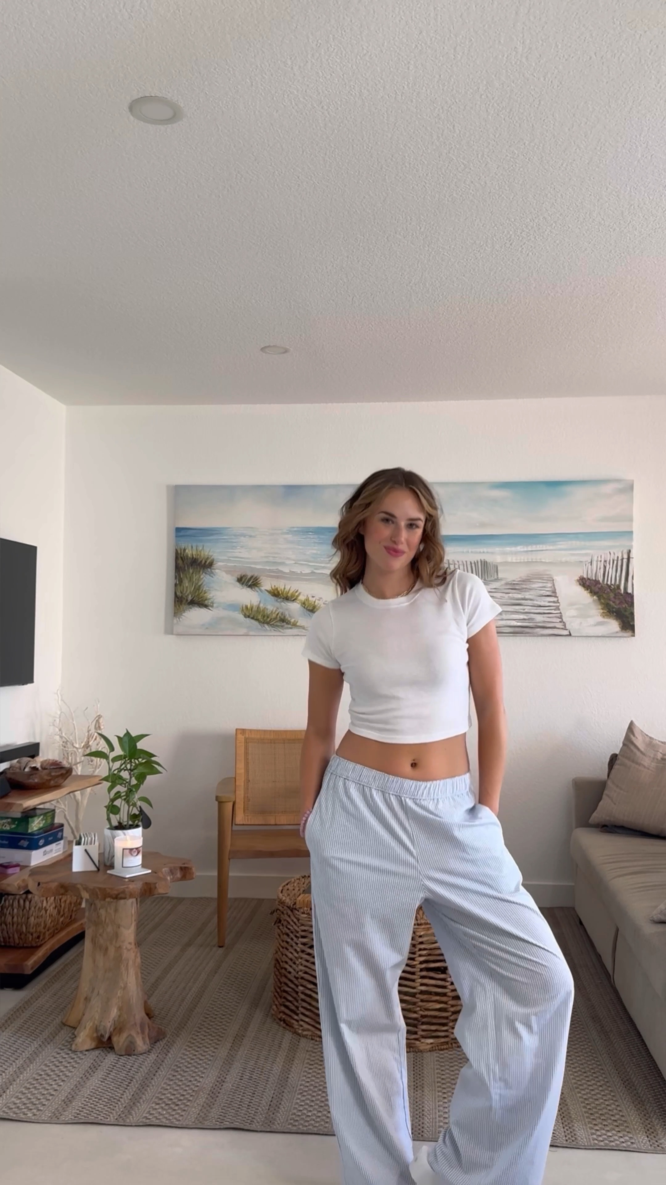 The cutest tee shirt outfit for summer! Obsessed with this cute and casual Hollister look 