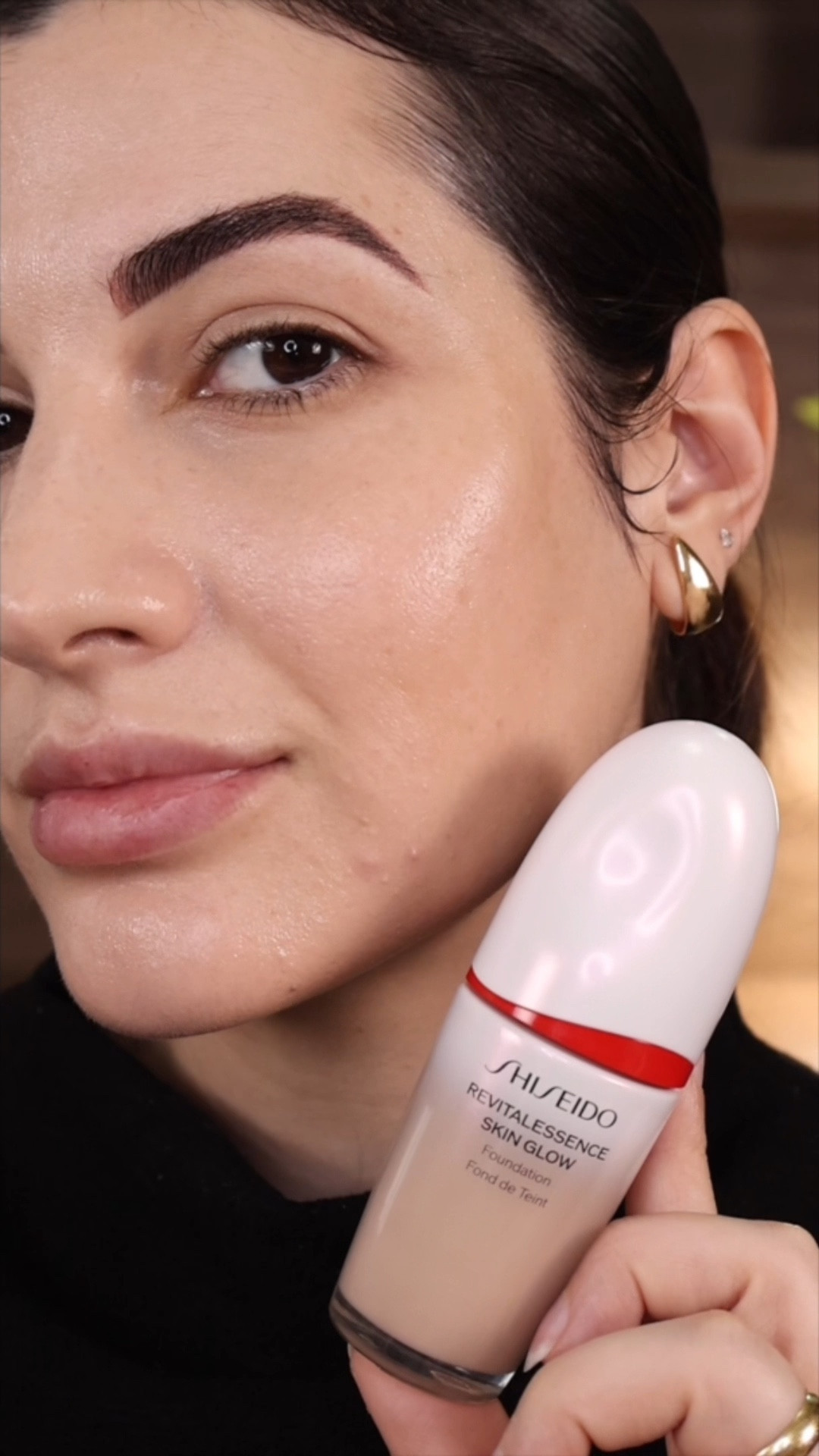 Base Revitalessence Skin Glow de Shiseido ✨

Shiseido lançou a nova base Revitalessence que oferece resultados comprovamos clinicamente! Uma base que realmente cuida da nossa pele todos os dias! 

Ela vem em textura sérum e é fluida na medida para se ter uma aplicação de pigmento extremamente uniforme e fácil de dar acabamento! Aliás, a aplicação da base com as mãos fica impecável! Só não recomendo aplicar com esponja para evitar de perder muito produto (e essa fórmula é ouro, você vai querer o máximo dela no seu rostinho ✨)

Sua formulação é rica em ativos biocompatíveis com a nossa pele! É uma base hidratante e que mantém a pele hidratada por 24h. Contém Niacinamida que acalma, controla oleosidade, uniformiza a pele e substitui a vitamina C para quem tem sensibilidade ou qualquer restrição à ela. Pré e pró bióticos também estão presentes para equilibrar a microbiota da pele (ou seja, favorece o crescimento das bactérias boas dando a comidinha adequada a elas!), manter a saúde da barreira cutânea e a atividade celular saudável! 

Os resultados visíveis com o uso diário da base é a redução de linhas em 4 semanas e de rugas em 8 semanas 

Ela custa R$ 399 e está disponível em 30 tons nos sites Shiseido e Sephora e 14 tons em lojas físicas da Sephora. O meu tom é a 220 Linen e fica perfeita! Mas, notem que nas outras bases de Shiseido meu tom continua sendo a 160 Shell. Cupom MAYDANCINI no site de Shiseido! 

Que base maravilhosa! Textura fina, cobertura média, muito confortável na pele e indetectável, não parece que eu estava usando base! Durabilidade ótima e, achei que minha pele estava com aparência de tratada quando tirei a maquiagem! Tem um acabamento hidratante e luminoso muito lindo! Mas, eu gosto de selar com pó para um acabamento mais aveludado sem perder o aspecto de segunda pele! Não marca nas linhas de expressão, aliás, trata as linhas! Sério, base 10/10! 

#LTKVideo #LTKbrasil #LTKbeauty
