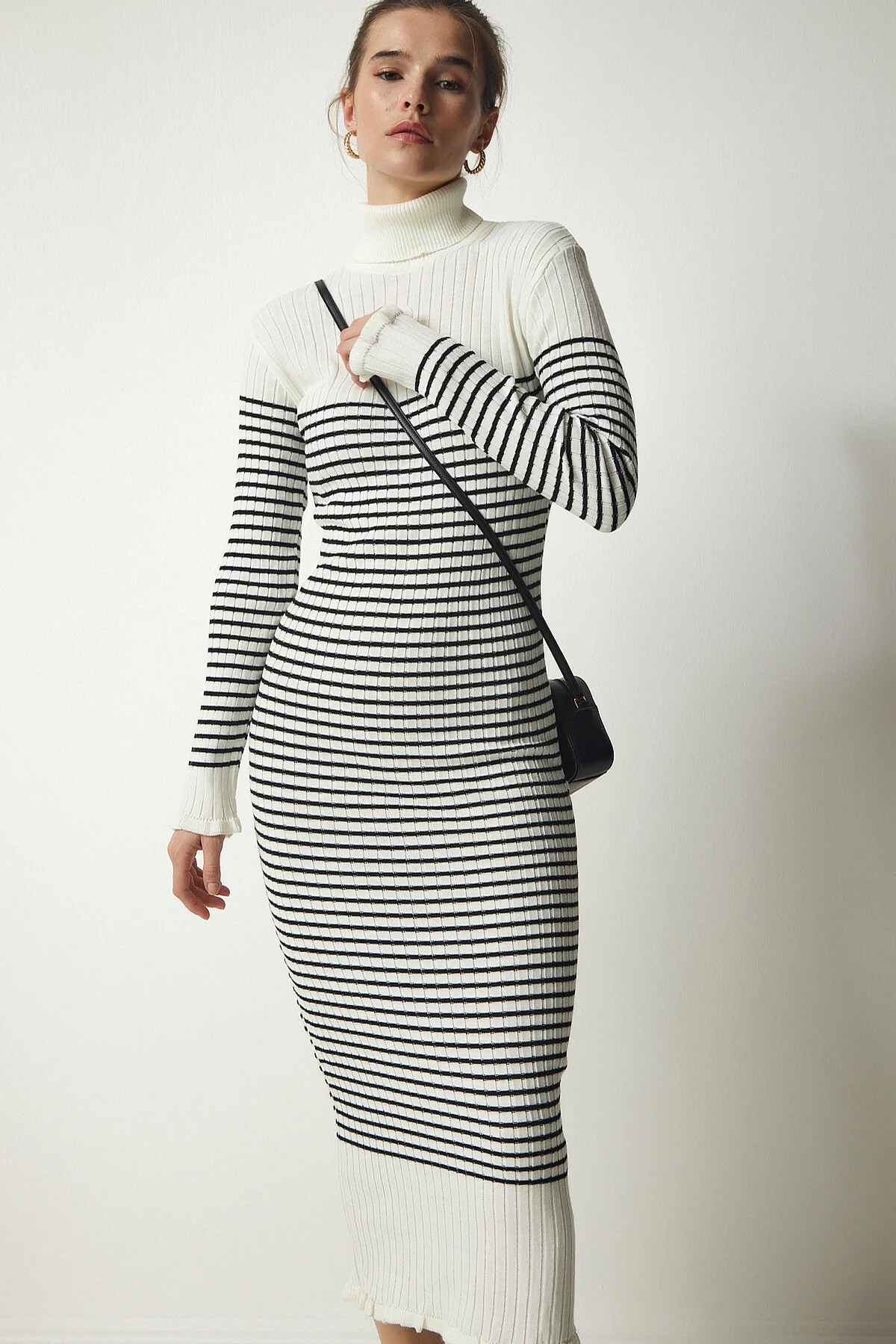 Happiness İstanbul Gestreiftes Strickkleid mit Rollkragen für Damen in Ecru DD01265 | Trendyol DE