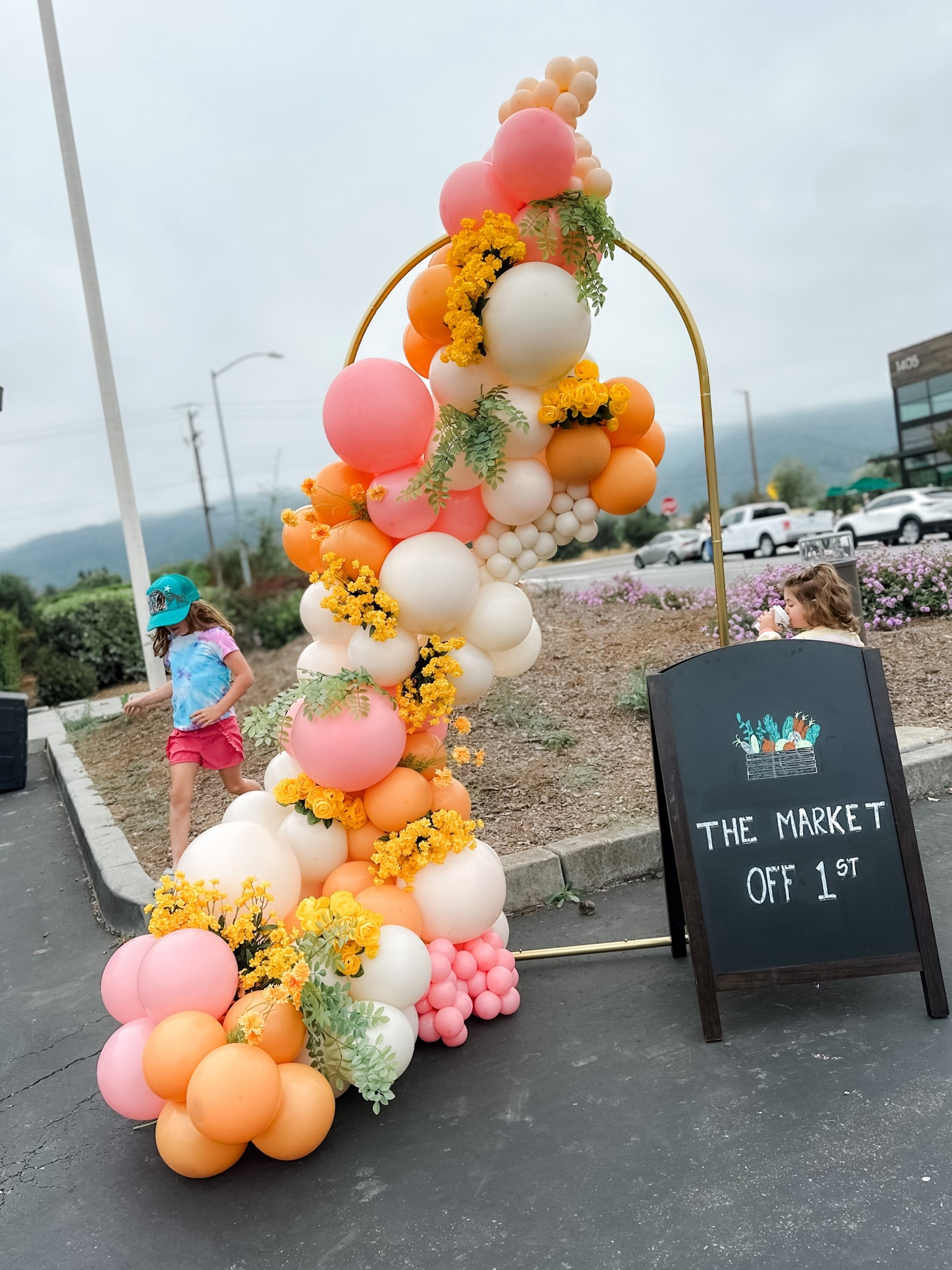 A blooming beauty🌻

For the exact flowers I used in this balloon garland, comment LINK for all the info straight to your DMs! 