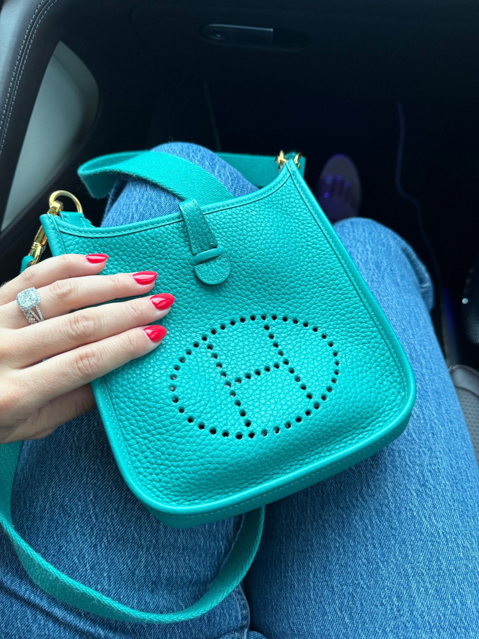 @Vivrelle is such a game changer! It’s a member’s only club where you can borrow designer bags and accessories from incredible brands like Hermes, Chanel and Prada. Perfect way to experience these luxury goods before making the commitment to purchase. Use code MELISKELLY for your first month FREE! #Ad #VivrellePartner

#LTKmomlife #LTKootd #LTKselfcare