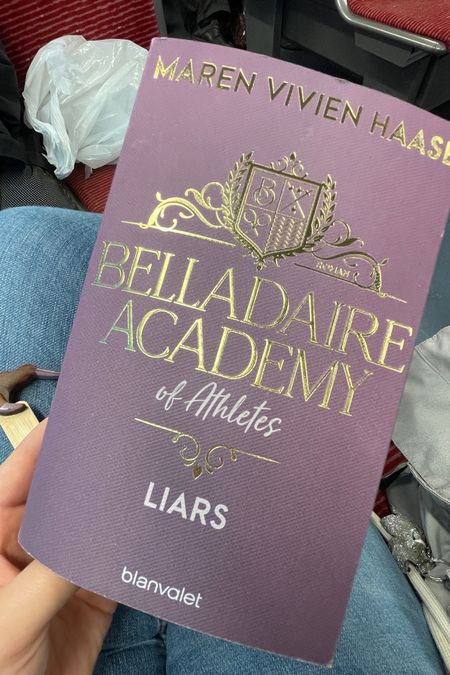 Newest Read: Der erste Band der Belladaire Academy von Maren Vivien Haase. 🤺🏊🏻‍♂️

Ganz cooles Setting: internationale Sportakademie - mir fehlt nur ein bisschen mehr Sport 🤷🏼‍♀️ ansonsten gutes Lesevergnügen für das WochenendeBook

#LTKeurope