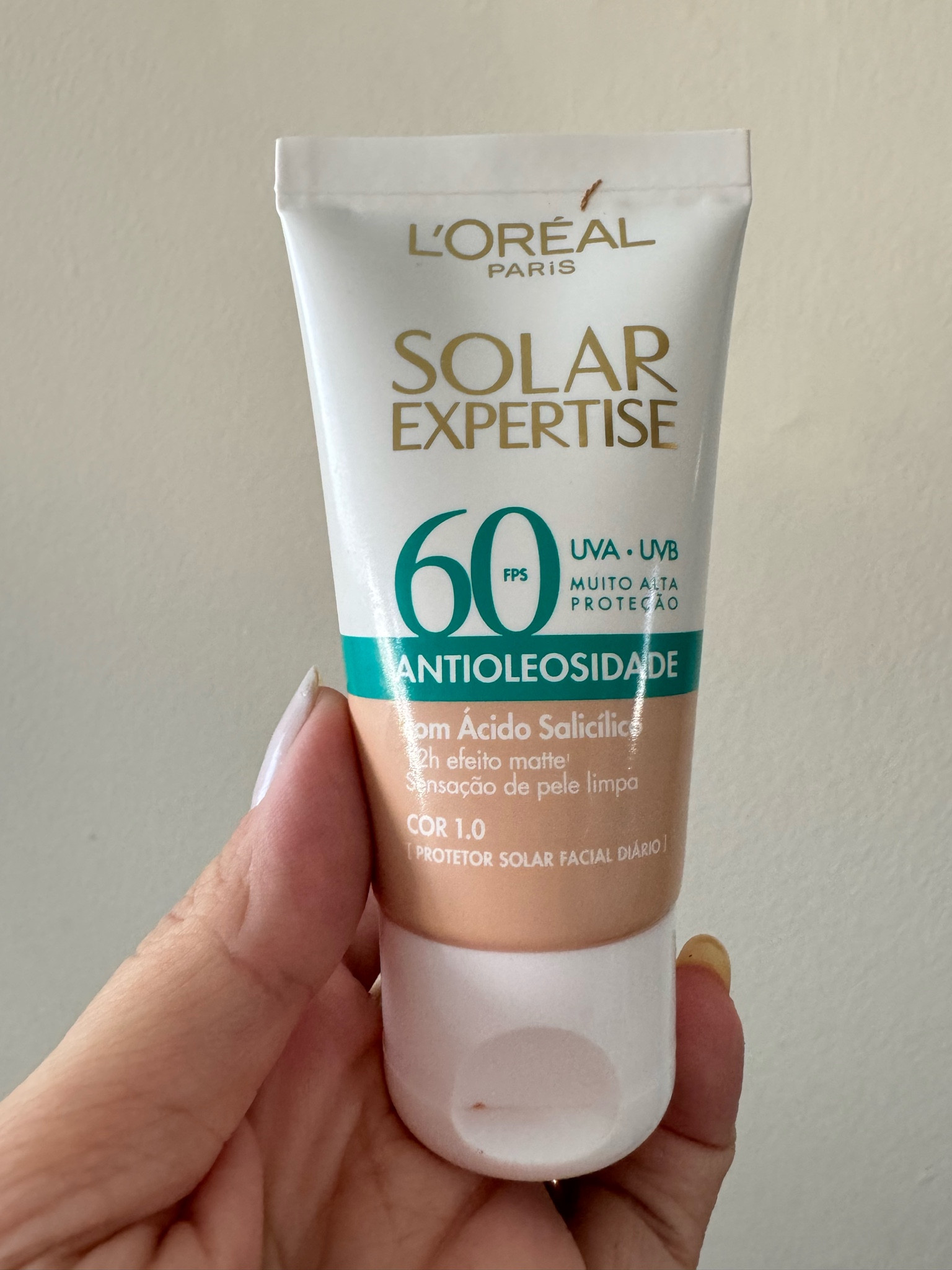 E protetor solar estou usando este da Loreal com fator 60. Comprei a cor 1 e achei um pouco clara mas como tem poucas opções acho que é a mais próxima do meu tom. É confortável na pele e não esfarela. Já achei um ponto positivo 😀

#LTKbrasil #LTKbeauty #LTKover40