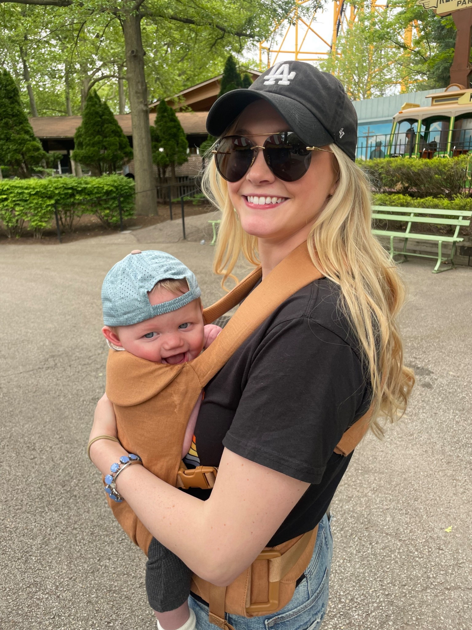 Amusement park fits 🎠🎡🎢

Family day Mom outfit casual summer outfit Baby wearing wildbird carrier sling diff eyewear baby hat good American jeans 


#LTKFamily #LTKSummerEdit