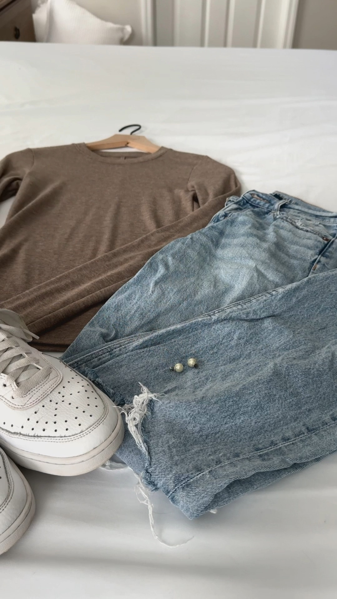 Laid back meets polished ✨ A brown long sleeve with ripped mom jeans, fresh sneakers, and pearl earrings for that perfect balance of casual and chic 🤎🍂#CasualStyle #PearlEarrings #SneakerStyle #FallOutfitInspo #OOTD #EverydayChic #MomJeansLook #MinimalStyle #WeekendVibes

#LTKU #LTKSeasonal #LTKFindsUnder50