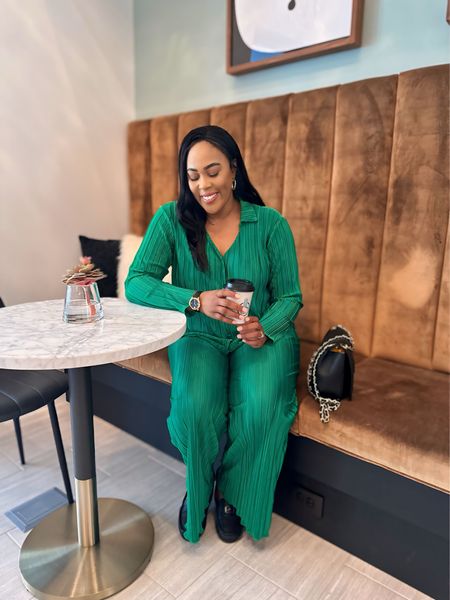 #Walmartpartner loving this green set from No Boundaries @Walmart! 😍 It's stylish, comfortable, and so versatile for the season! The fabric feels so nice for going out or staying in and relaxing. @walmartfashion And guess what? They also had this fabulous look in another color! I can't wait to go back and grab it too! 👀💚 #walmart #walmartfashion #walmartfinds