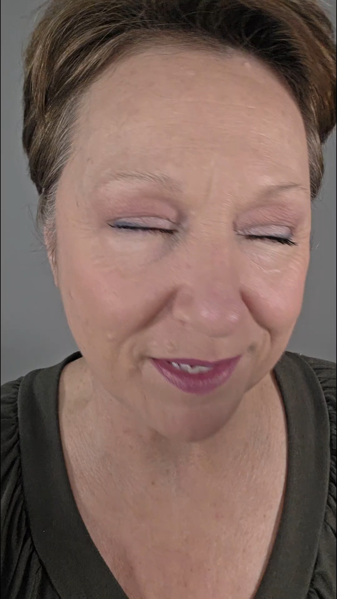 Tubing mascara: a type of mascara that wraps each lash in a flexible, water-resistant polymer “tube” instead of coating them with wax or pigment. These tubes stay put all day—no smudging or flaking—and come off easily with just warm water and gentle pressure.#SmudgeProofMascara#NoRaccoonEyes#LongLastingLashes#MascaraThatStaysPut#MakeupThatWorks

