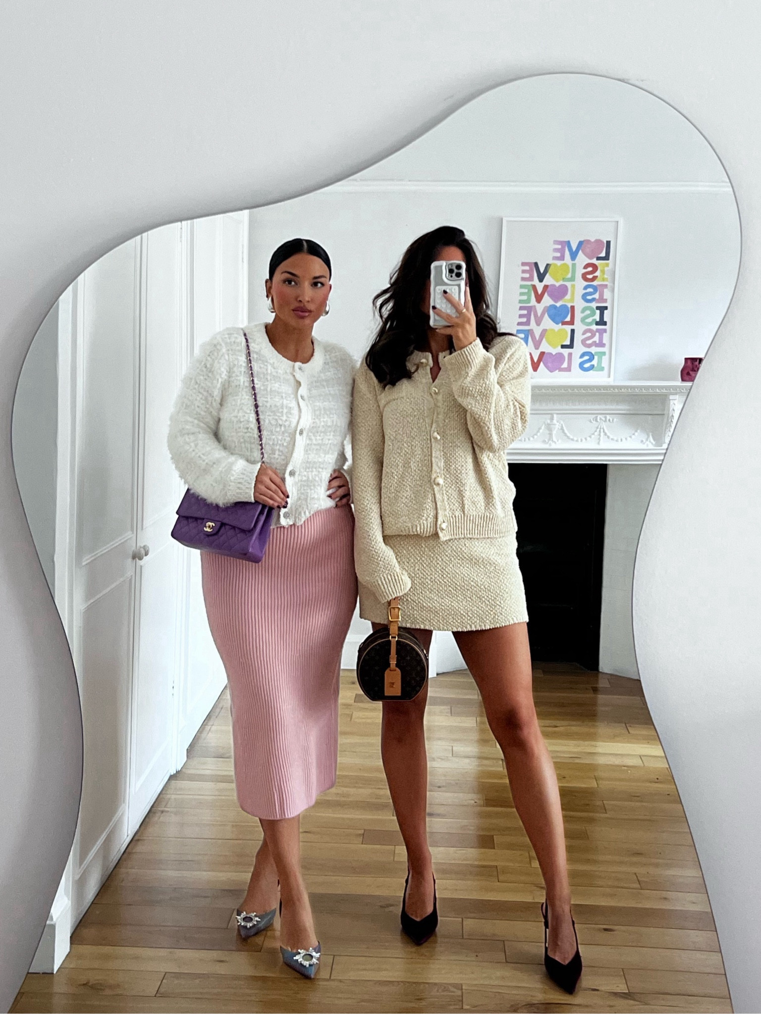 Weekend fits but make them cosy 🫶
Amy wears M in the white cardigan, XS in the pink skirt.Faye wears M in the beige 2 piece set.