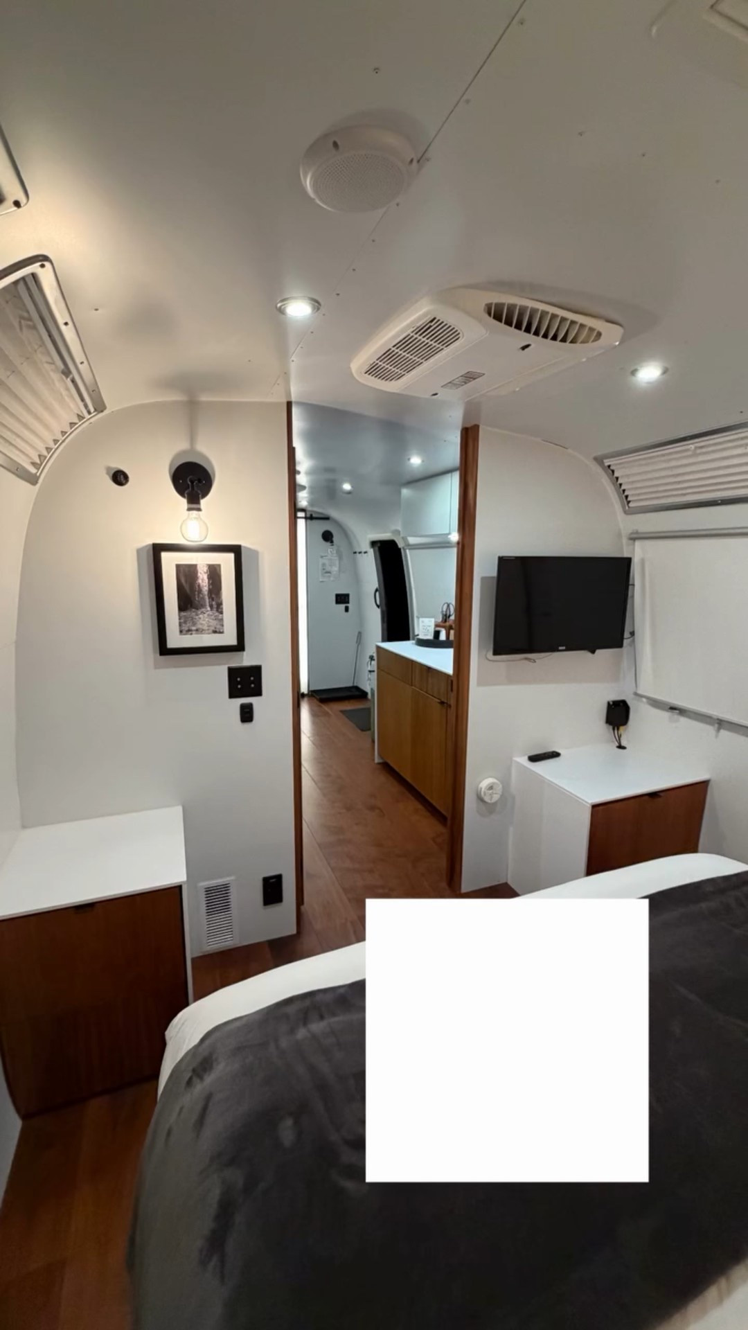@autocamp  is Clean, calm, thoughtfully designed. A real bed. A hot shower. And yes, there’s even a TV. Because sometimes you want to end the night with a show after pretending you’re off-grid all day.👏🏻👏🏻👏🏻