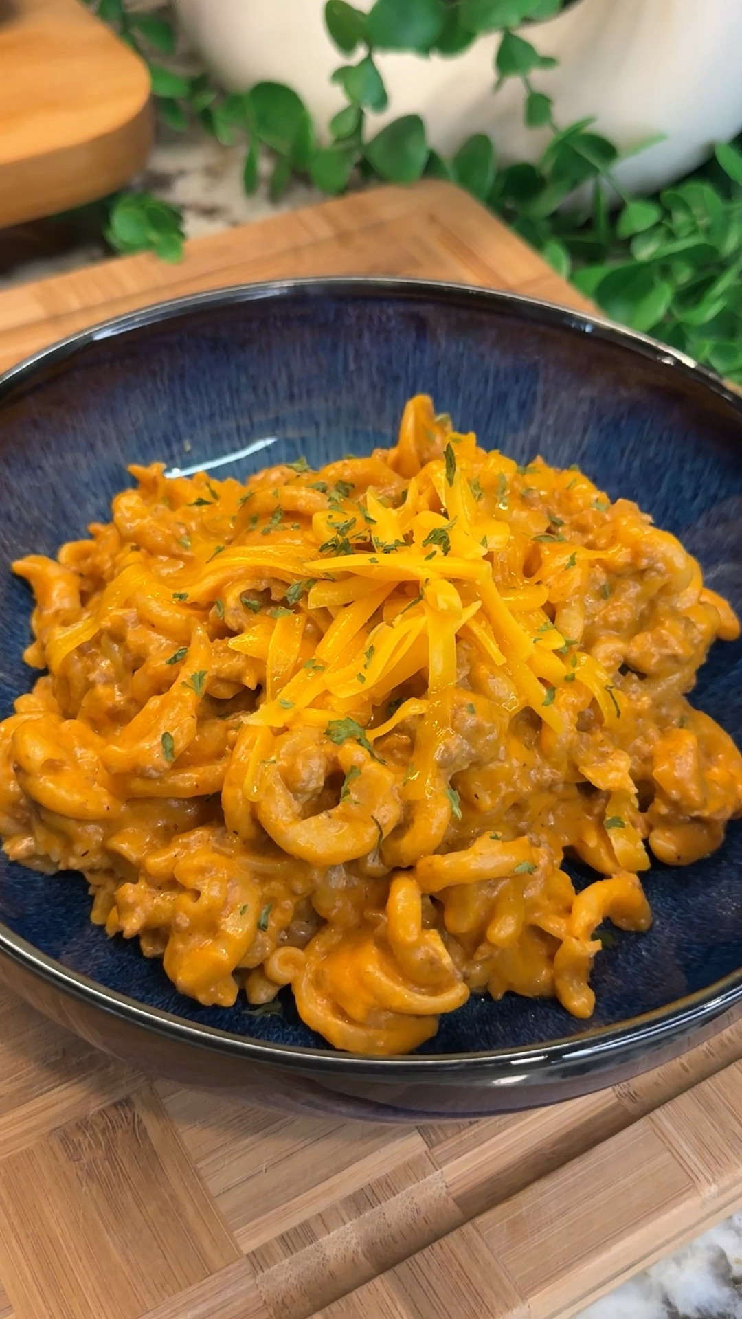 this cheeseburger pasta is what hamburger helper wishes it could be 🍔🧀❤️‍🔥it’s a creamy, cheesy, elevated take on the classic that’s guaranteed to be a weeknight favorite✨the whole fam’s about to put this one on permanent repeat!

all made in one pot for easy cleanup! 
#kitchenfavorites #cookingessentials #kitchendecor

Ingredients:
- 1 tbsp olive oil
- 1/2 large yellow onion, diced
- 1 lb lean ground beef
- 5 cloves garlic, minced
- 1 tbsp tomato paste
- 2 tbsp Worcestershire sauce
- 15 oz tomato sauce
- 1 tbsp Dijon mustard
- 1 tsp salt (add more to taste)
- 1 tsp black pepper
- 2 tsp onion powder
- 2 tsp garlic powder
- 2.5 cups beef broth
- 16 oz Trottole pasta
- 4 oz softened cream cheese
- 8 oz cheddar cheese, shredded
- 2 tsp parsley flakes

#LTKFamily #LTKSeasonal #LTKHome