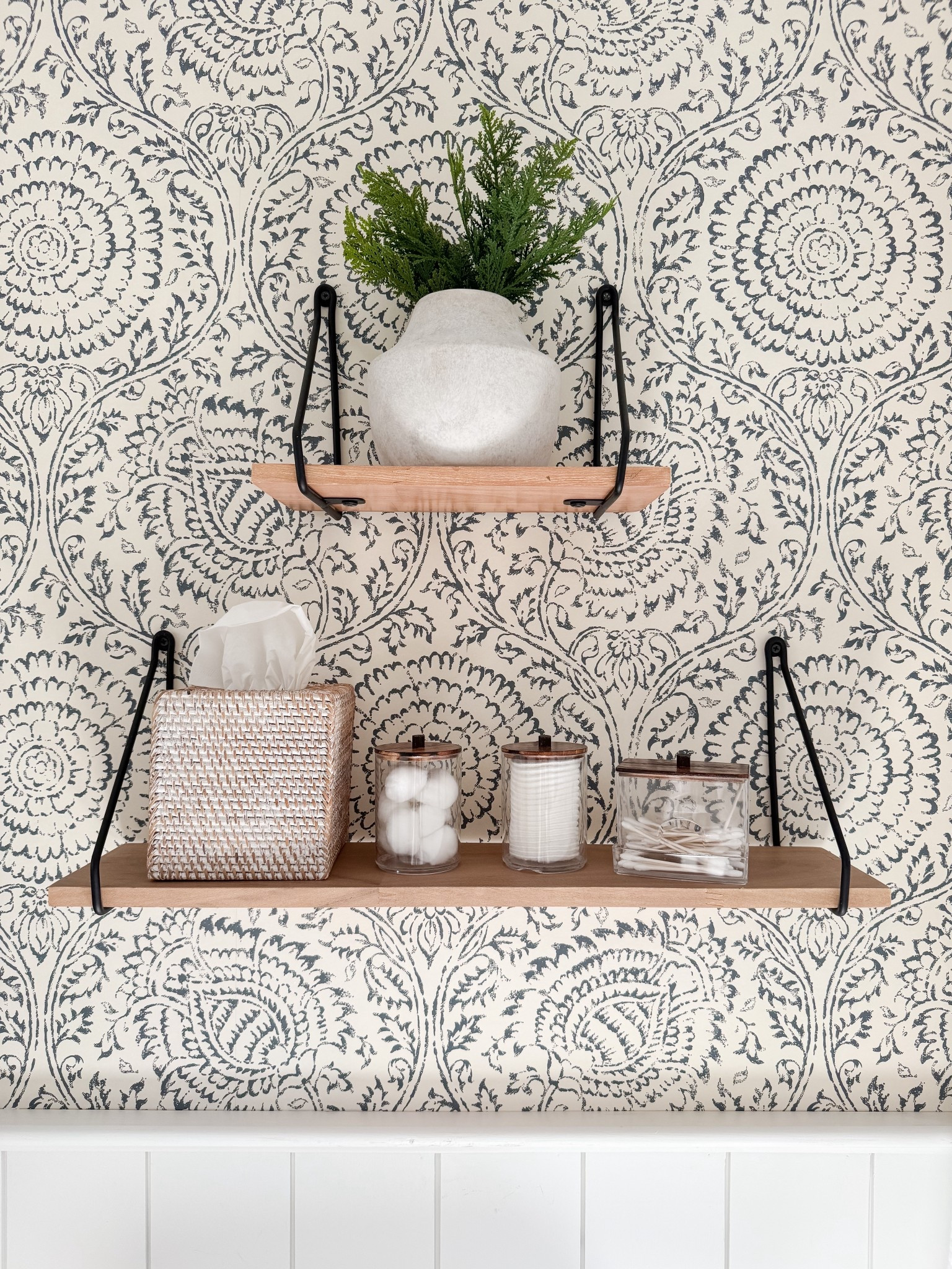 Coastal Bathroom

bathroom decor  glass vase, brown bath mat, sherri calnan home

#LTKHome #LTKFindsUnder50