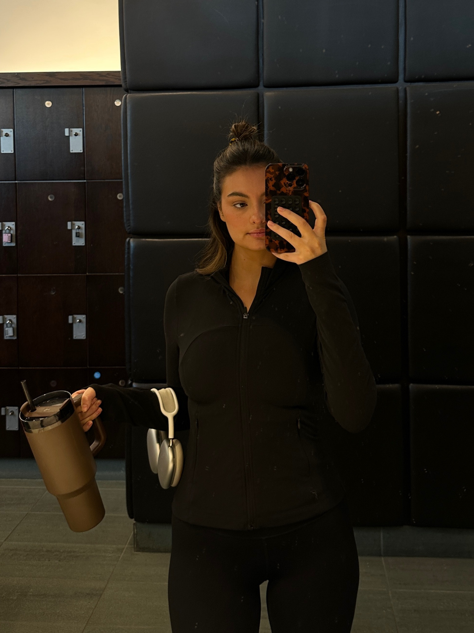 this h&m activewear jacket is $94 less than the lululemon one and it’s 10x better