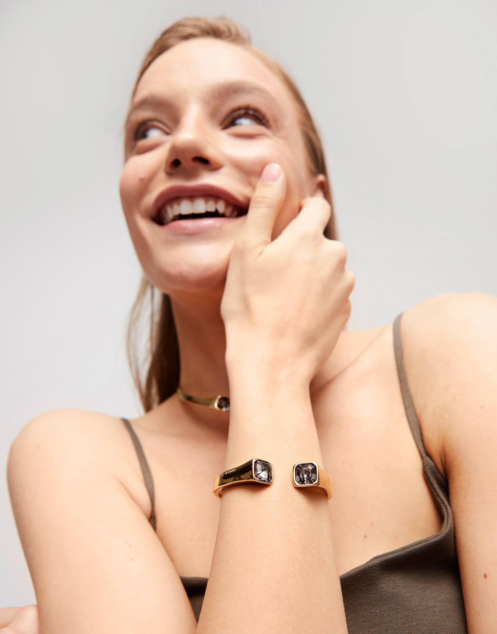 Cuff bracelet with black crystal | UNOde50