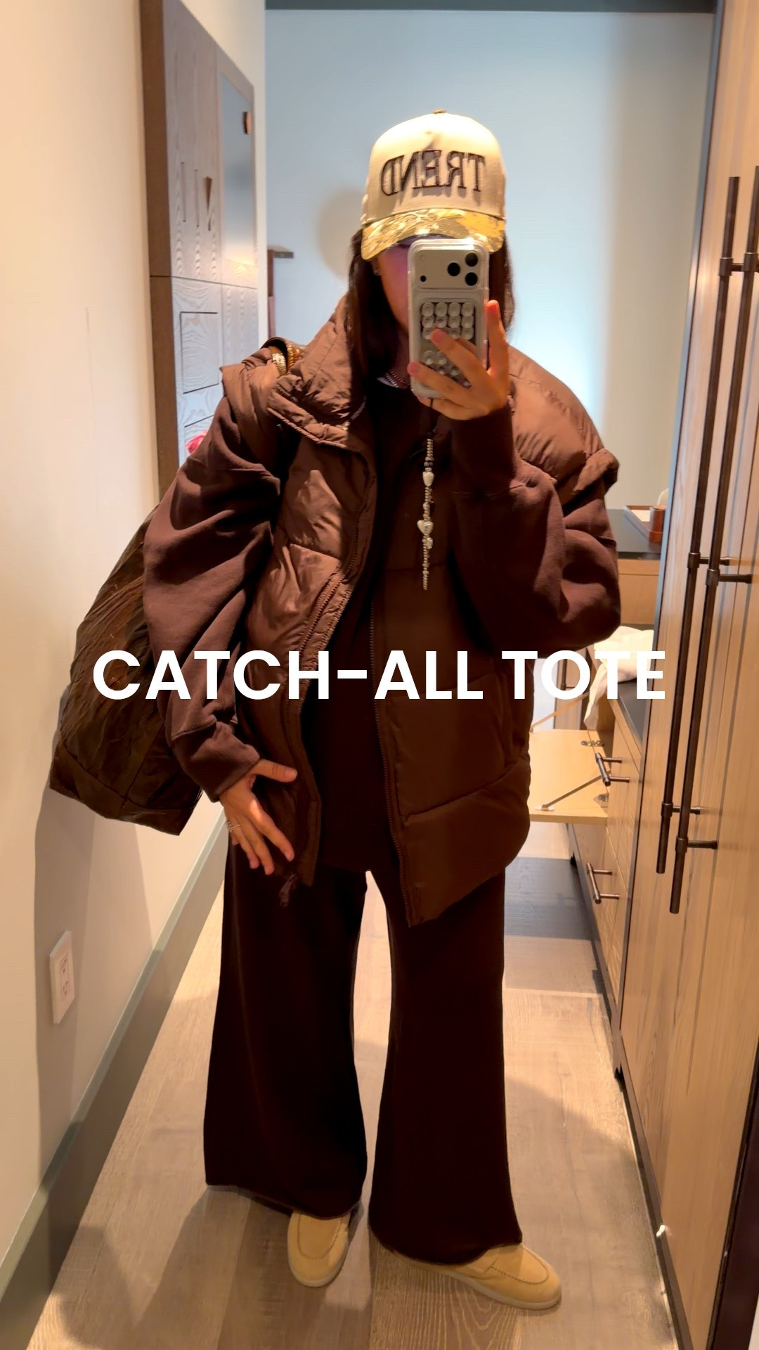 This tote is so good. Did my kid say it was a trash bag, yes. But do I love it, absolutely. This brown color is out of stock but the navy is still in stock!

Dressupbuttercup.com #dressupbuttercup #dederaad


#LTKFindsUnder100 #LTKSeasonal