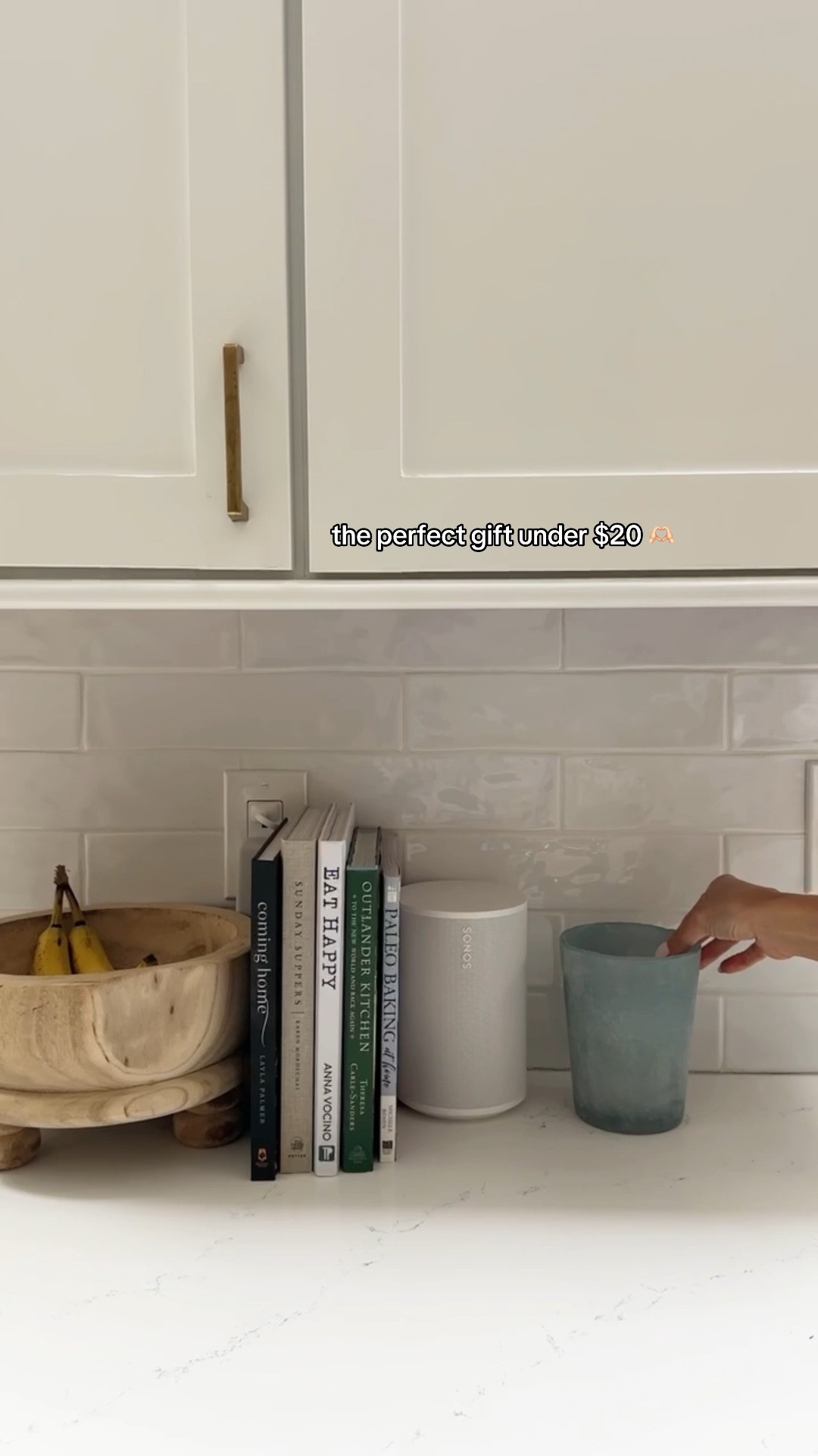 If you're looking for a beautiful gift under $20 this candle is perfect!!