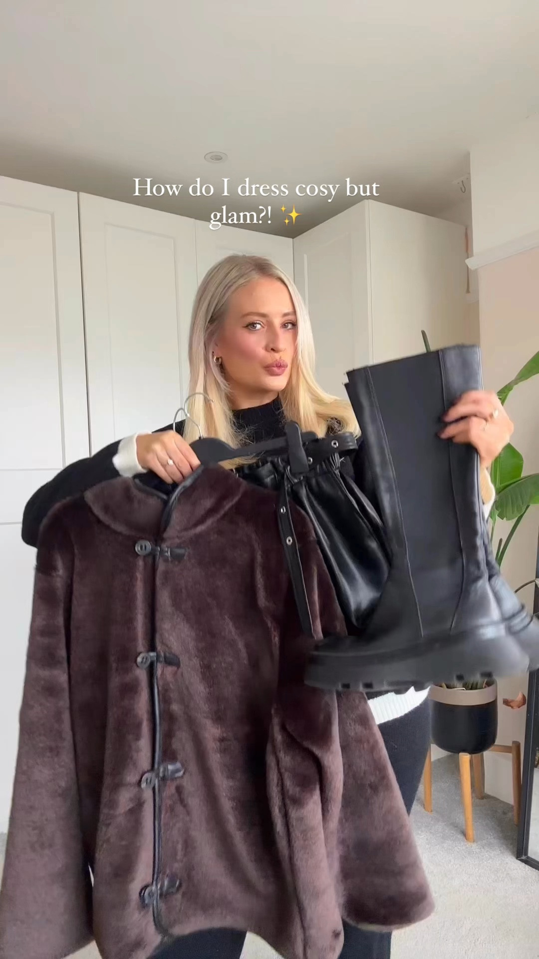 Currently 15% off jacket - wearing a large! Shorts are from my brand Azura rose! 

#christmasmarketsoutfit #winterwonderlandoutfit #cosyoutfit #teddyjacket #fluffyjacket #hm