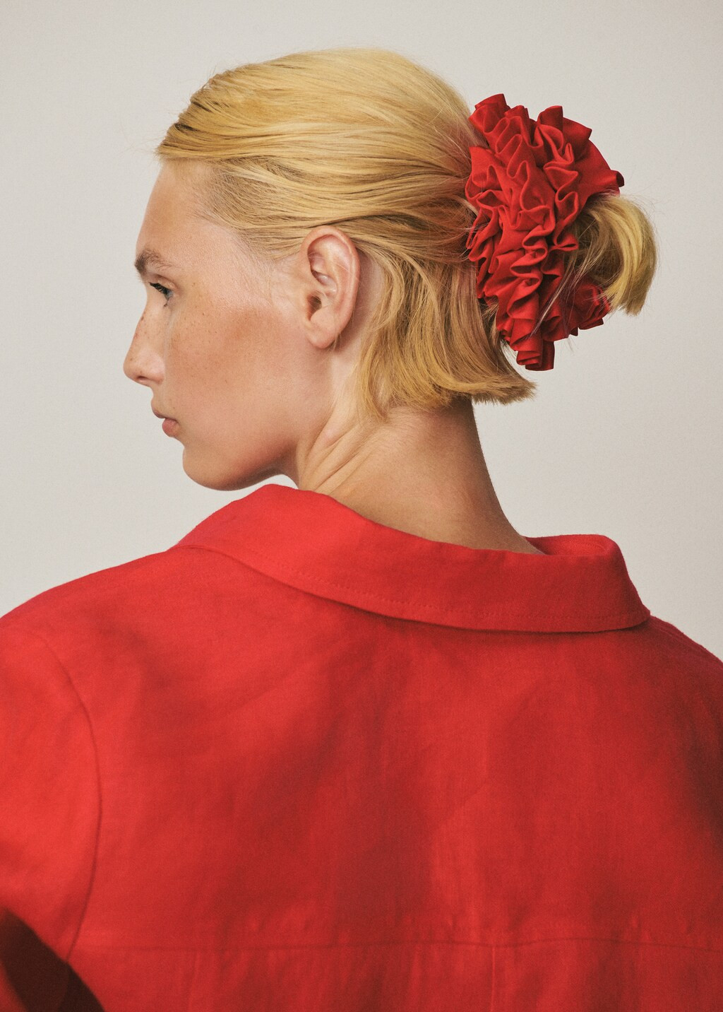 Maxi-flower scrunchie - Woman | MANGO USA | MANGO (US)