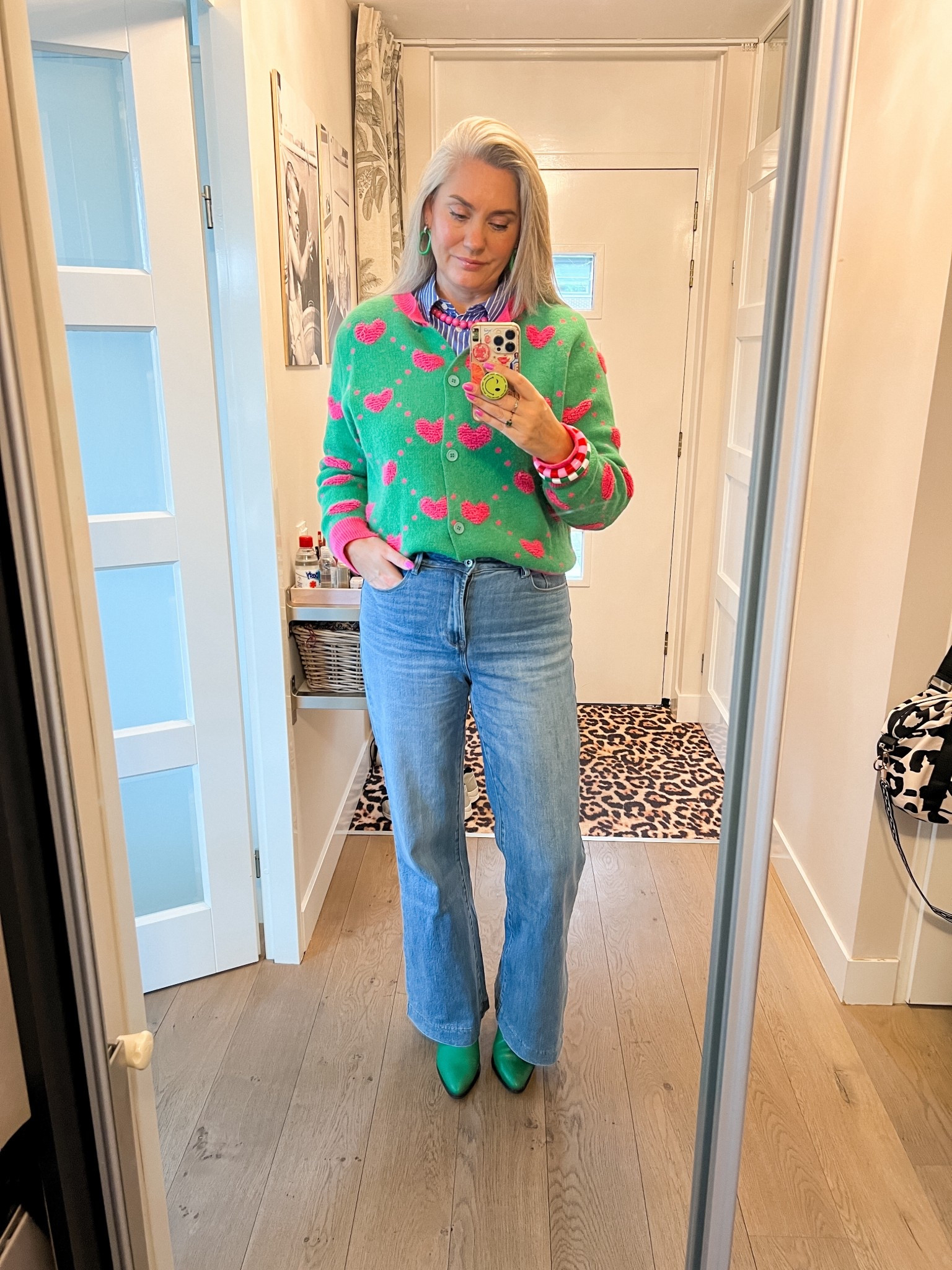 OOTD - Vrijdag. Een groen vestje met roze hartjes (XL) over een blauw gestreepte overhemdblouse, een roze kralenketting, een blauwe wide leg jeans (model Whitney van Norah in maat 40/34”). Groene cowboylaarzen zijn oud van Sacha. Gestreepte armbanden. 



#LTKwinter #LTKeurope #LTKnederlands