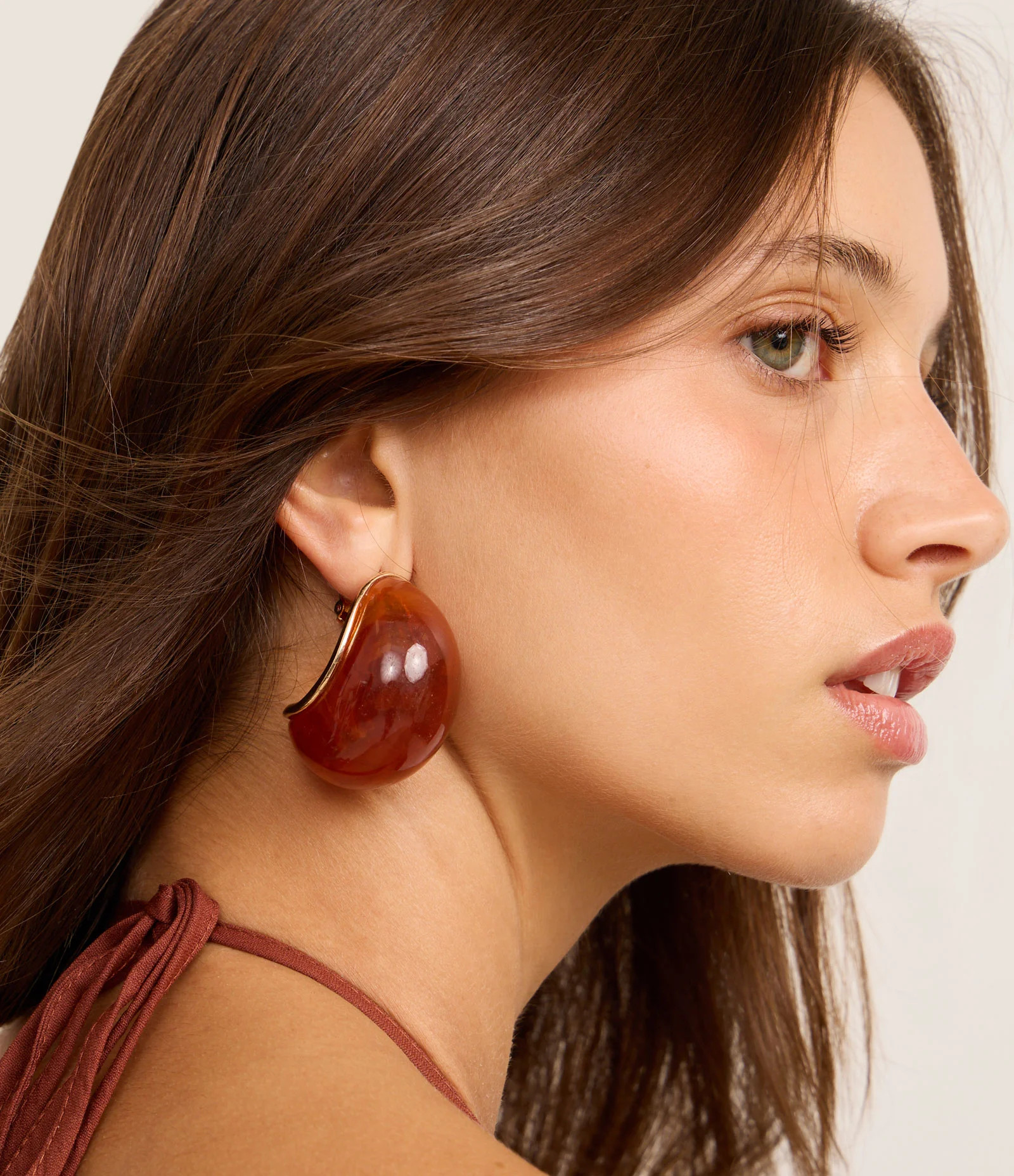 Argola Bold em Resina Marmorizada Marrom - Lojas Renner | Renner (BR)