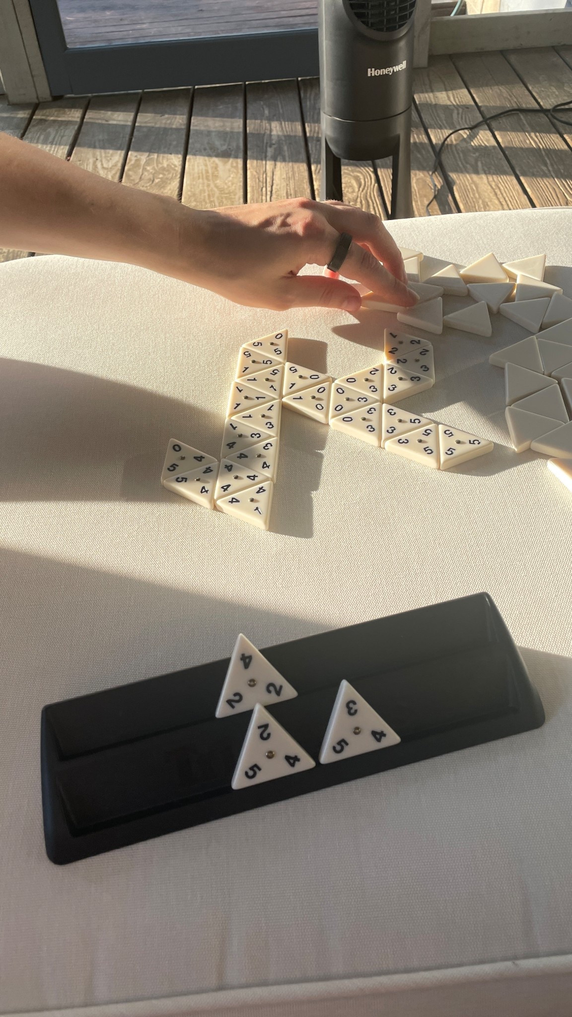 Neu wiederentdeckt: Tri-ominos 🤩

Gespielt mit meiner Omi & Mama, als ich klein war, spielen wir es jetzt gerade ganz viel zu zweit. Kann man „mal eben zwischendurch“ spielen oder auch etwas länger. 

Jeder Mitspieler (2-4) ziehen Steine und bauen diese vor sich auf. Dann wird Domino gespielt und Punkte gezählt - habt Spaß! Wir lieben es ☺️ 

#Gemeinschaftsspiele

#LTKeurope #LTKfamily #LTKdeutschland