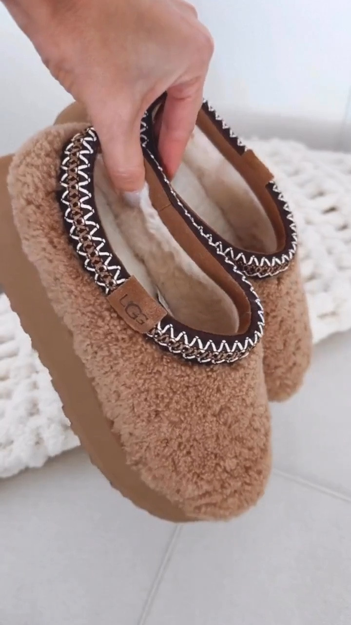 Starting to get ready for my winter trip! This Ugg it’s so comfortable and stylish, I’m in love with! Fits true to size 
Winter shoes
Winter outfit 
Snow outfit 
Travel outfit 


#LTKSeasonal #LTKU #LTKootd