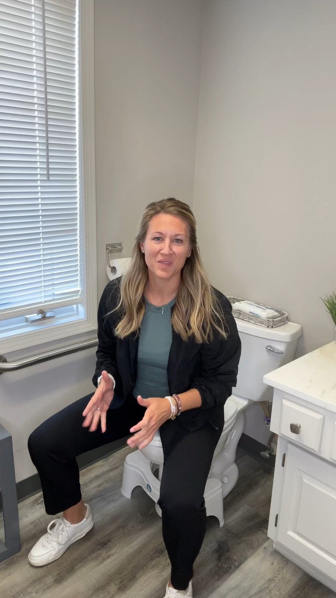 I’m 5’9” and a size 6 in the endless pants
Size large in the renew race back tank and a size medium in the bomber jacket .

#LTKFitness #LTKWorkwear #LTKActive