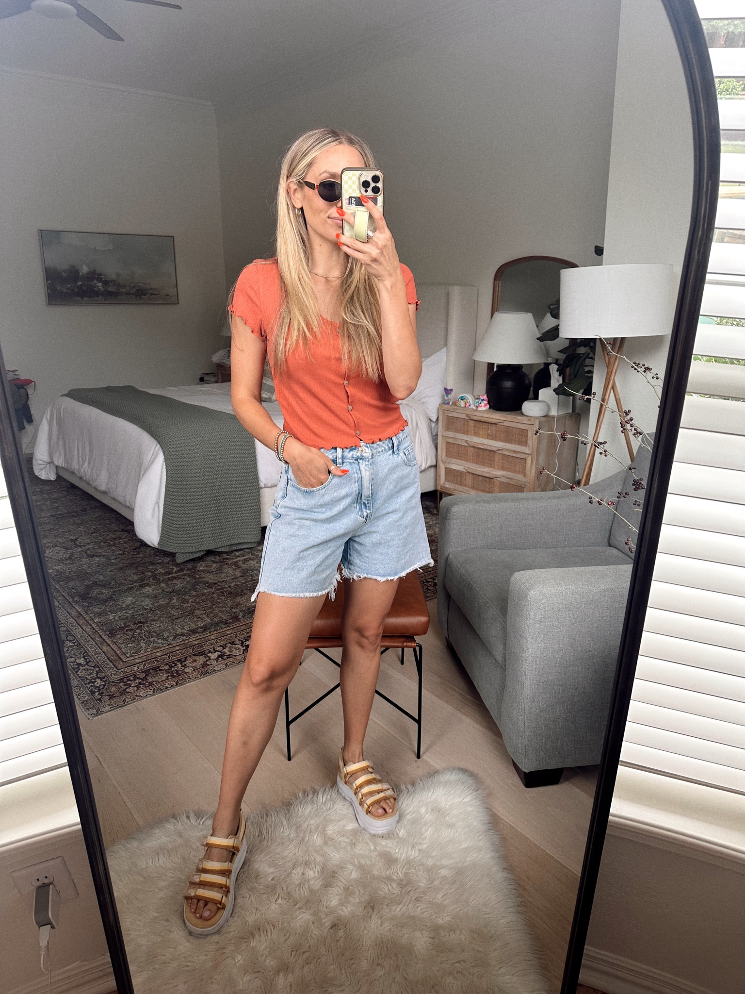 Favorite Amazon destroyed denim shorts. I got a size medium. If in between sizes, go up one size. Also, these Nike Icon platform sandals are everything !

5’5” • 125 • size 4 