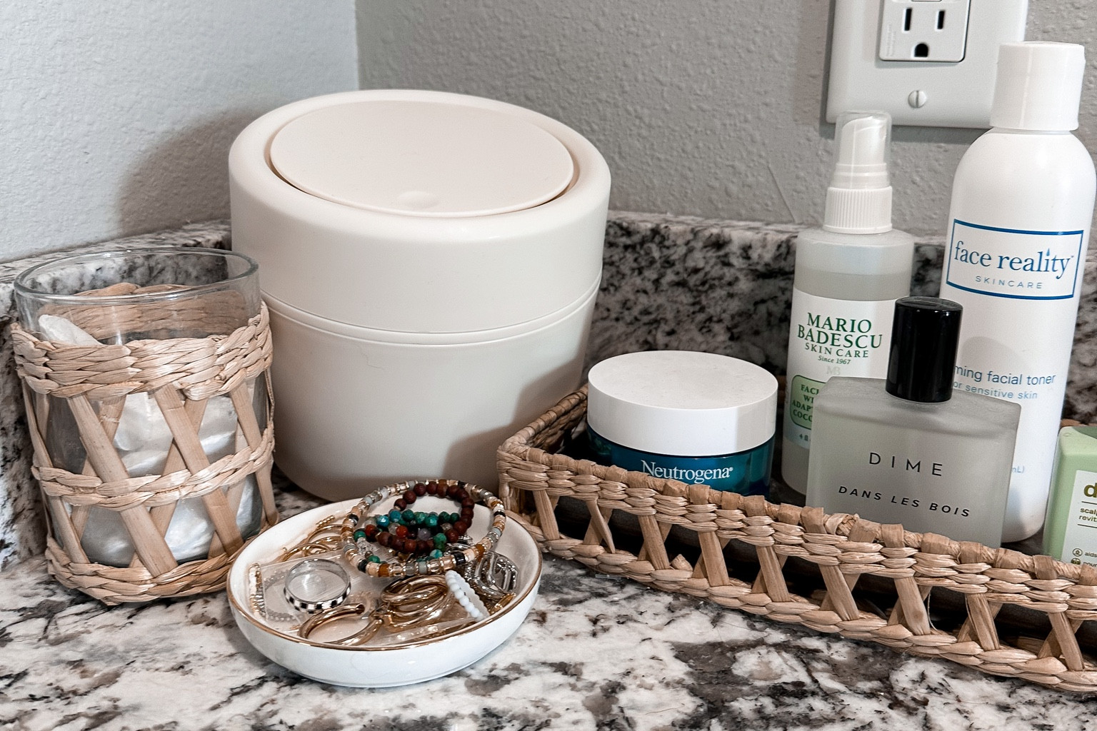 Love these little counter top trash cans from targets dollar section!! I’ve been looking for something like this and this was only $5 🙌🏼 would be so good for a desk too

#LTKunder50 #LTKhome #LTKFind