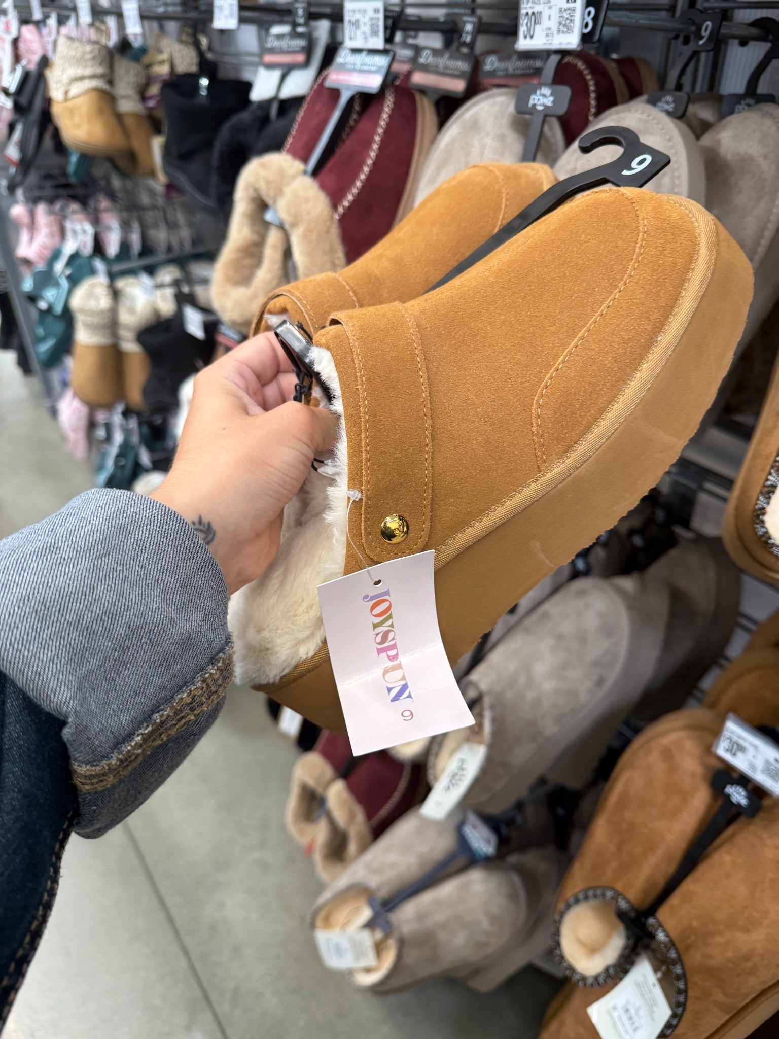 Ummmm how cute are these Sherpa clogs???? Ugg look for less hello 😍😍😍 

#LTKFindsUnder50 #LTKStyleTip