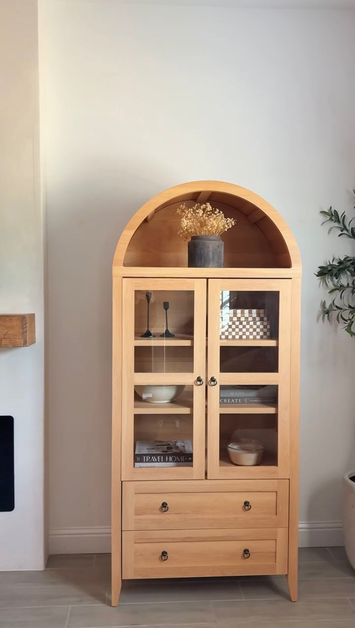i love this bookshelf 😍

#LTKHome #LTKHoliday #LTKSeasonal