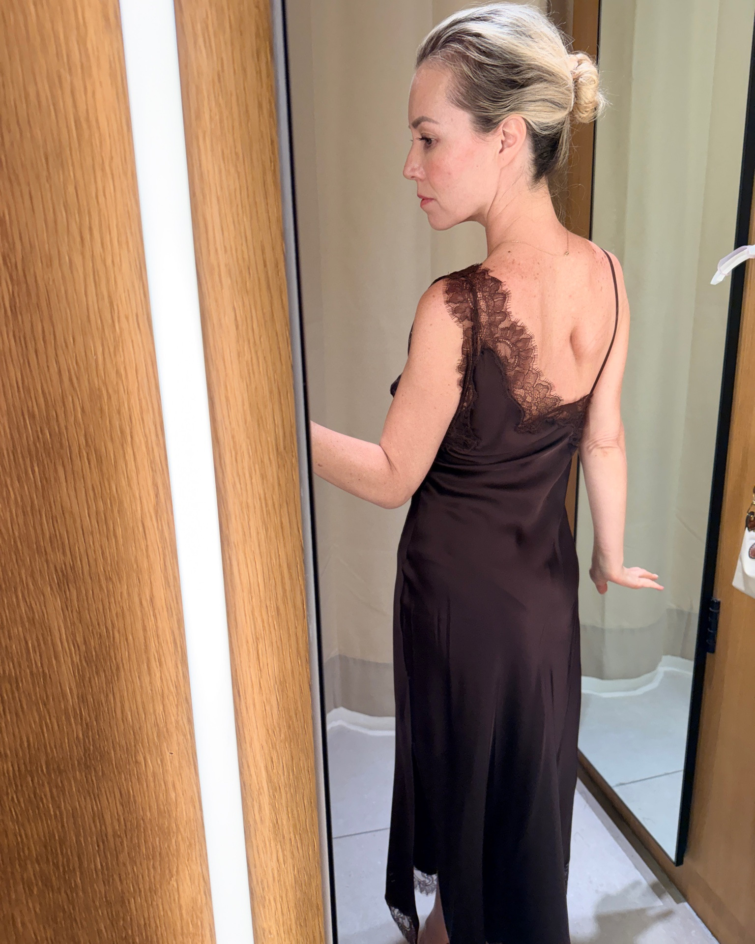 Date night in Mango 🤎✨
Un vestido satinado con detalles de encaje que se siente elegante, femenino y perfecto para una cena o plan de noche. Compartí este y más looks de Mango en mi LTK para el #MangoSpringMomentumChallenge.

Shop the look en mi LTK 🫶🏼

#LTKstyle #LTKfashion #Mango #MangoStyle #DateNightOutfit #SummerDateNight