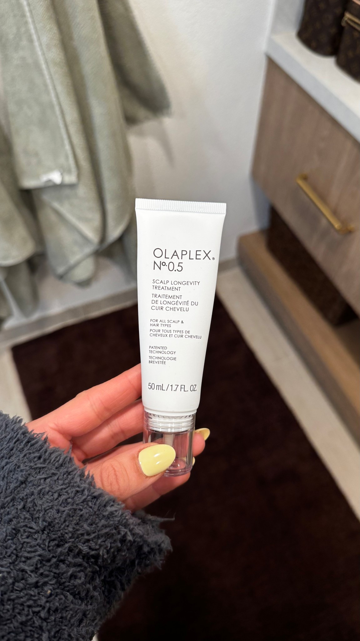 Use on damp hair or night treatment 