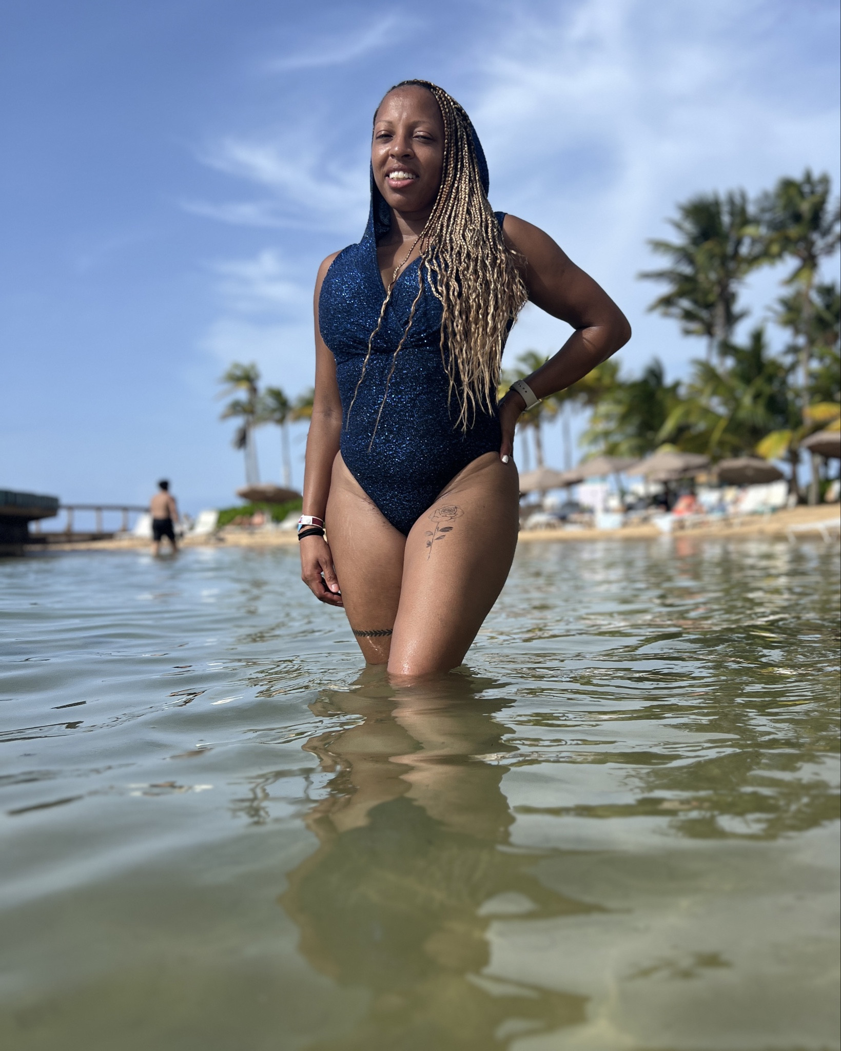 Head turning, sparkling one-piece hooded swimsuit 