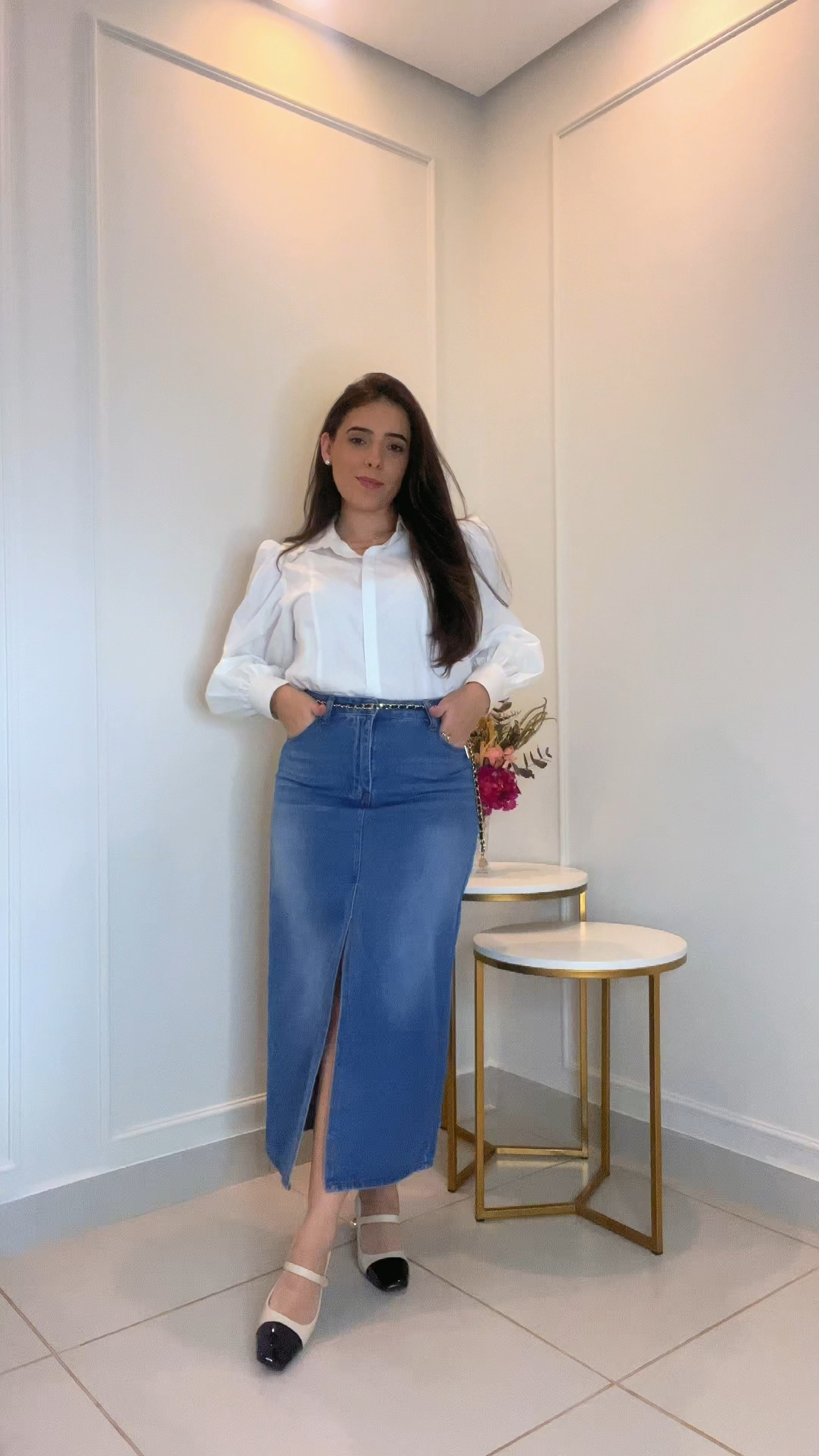 A saia e o sapato é exatamente ao produto do link abaixo. Já a Camisa e o cinto são produtos SIMILIAR

Esse look Não Tem Erro !! 🥰