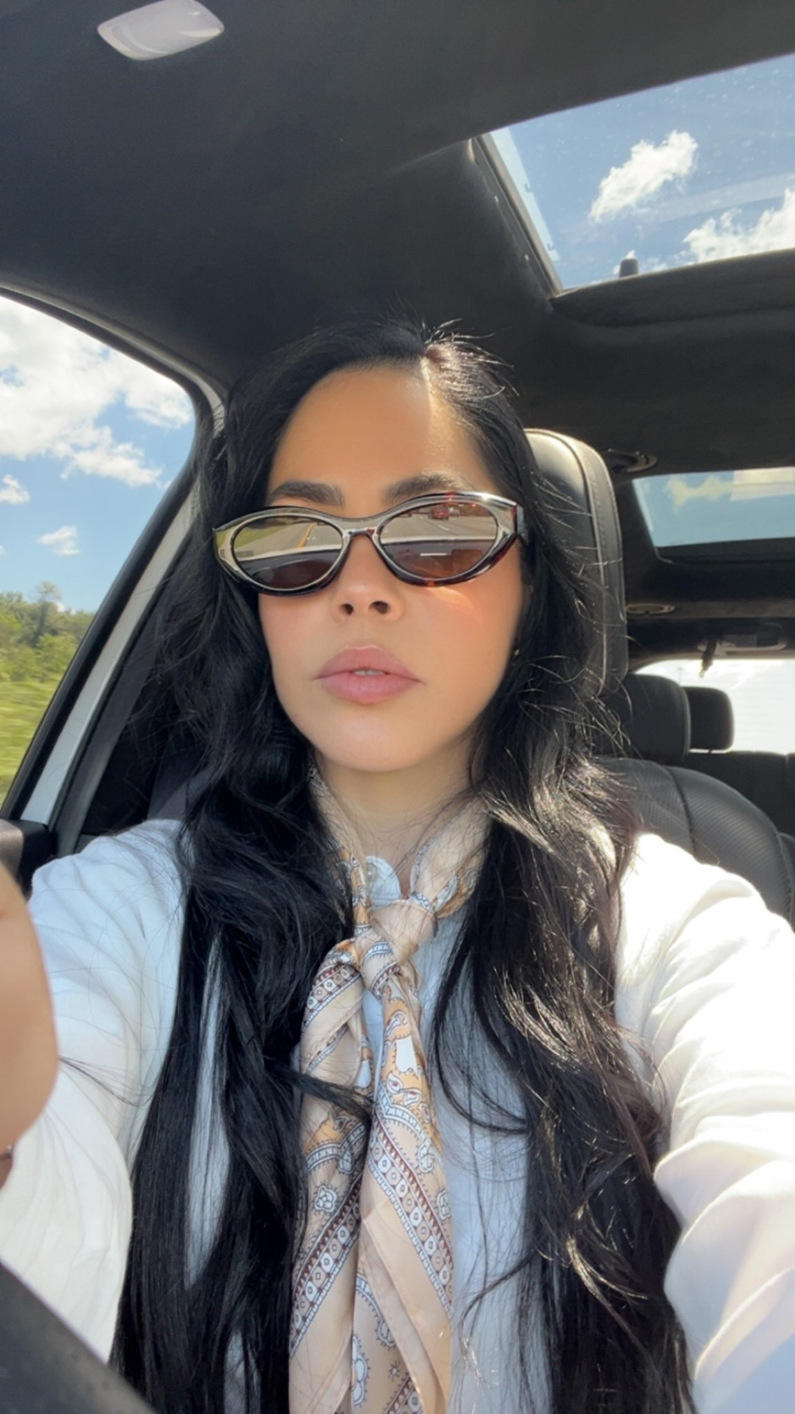 Amo esos días en los que el clima está entre caluroso y fresco, perfectos para looks simples pero con estilo. 🤍✨
Hoy les comparto 3 favoritos que estoy usando muchísimo últimamente:
🕶️ Lentes básicos que van con todo
- Pañuelo para el cabello, pero lo puedes usar de diferentes forma, aquí lo utilizo en el cuello y va con cualquier look. 
- Crop top blanco súper fresco y cómodo. 

#LTKSummerEdit #LTKBeauty #LTKStyleTip