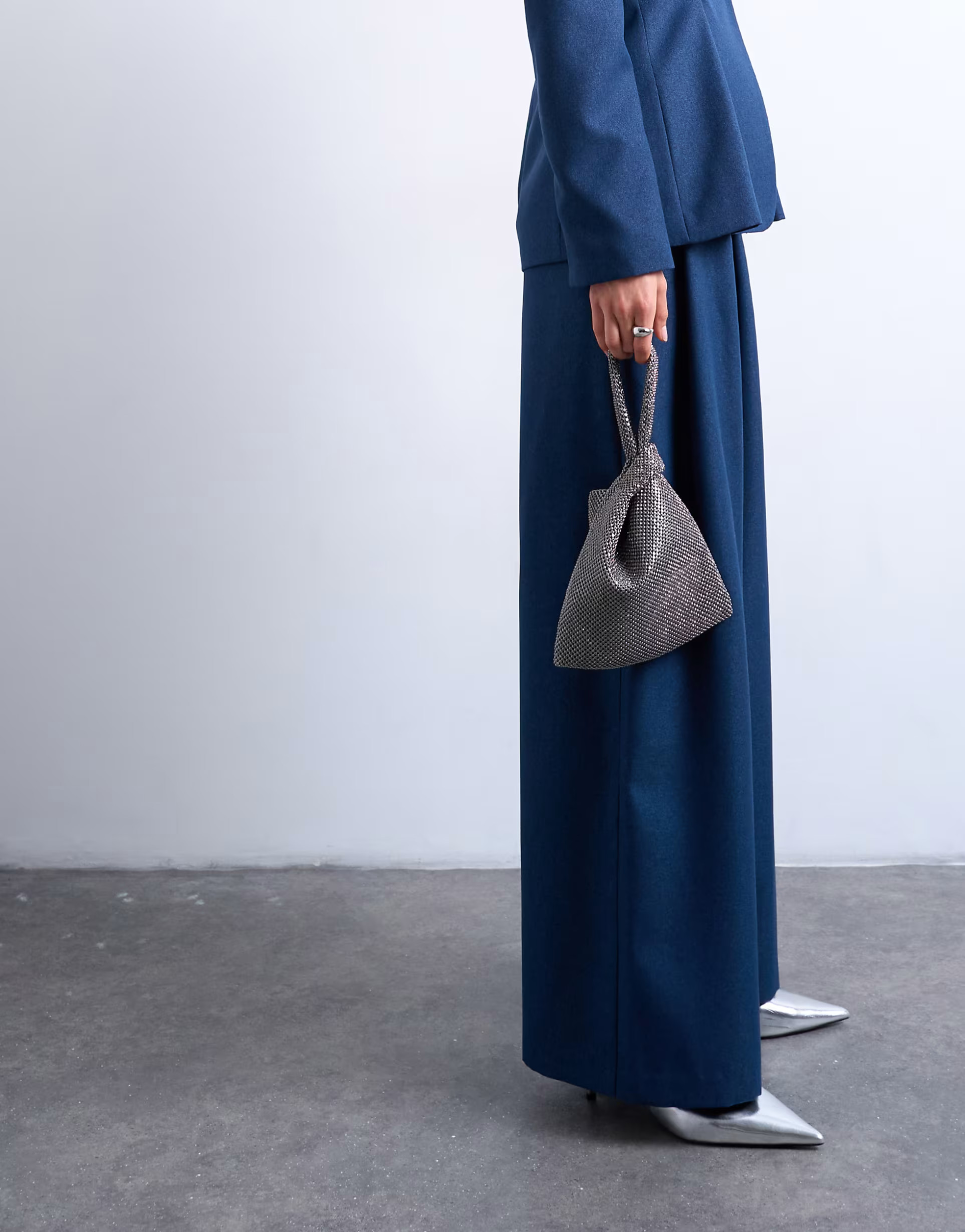 Topshop – Gywn – Verzierte Handtasche in Zinn mit Knotendetail | ASOS | ASOS (Global)