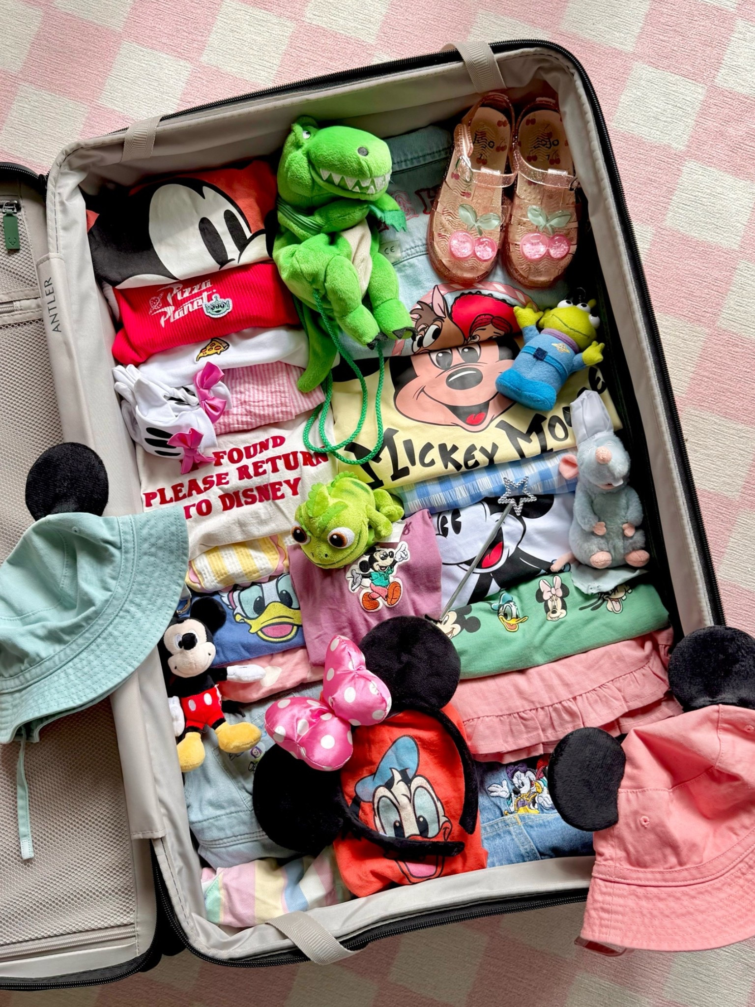 Everything me and the kids wore at Disneyland 🐭🏰💫🥨🎠🎟️✨