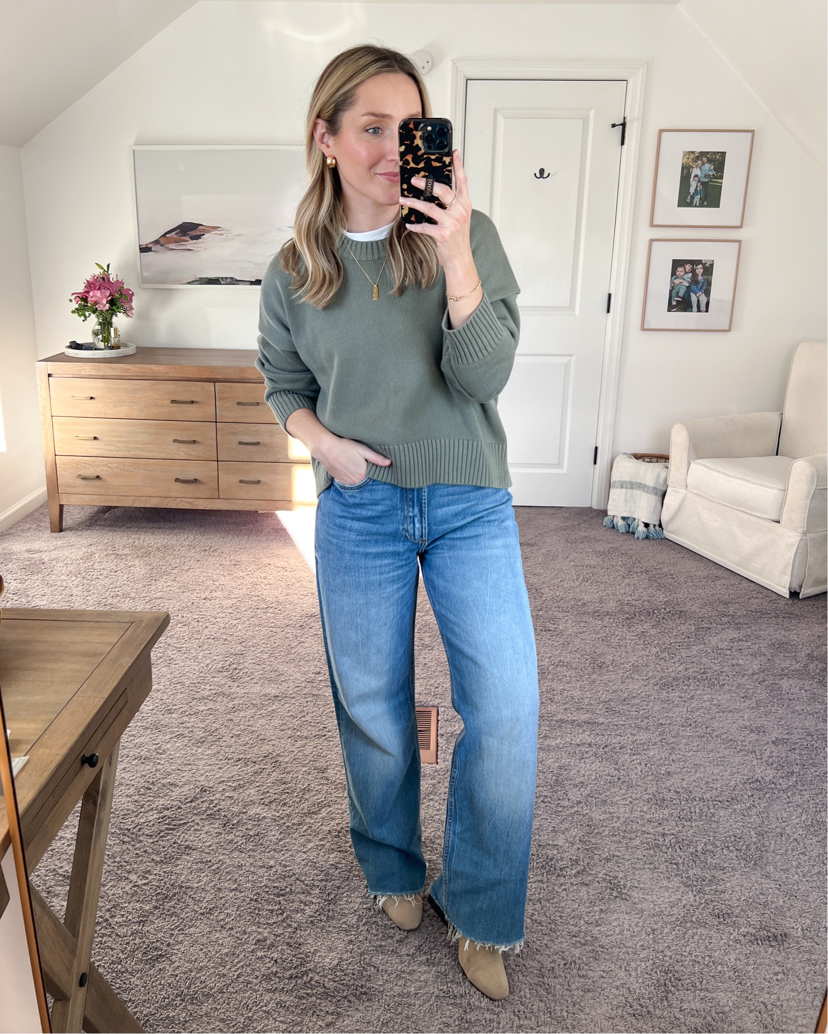 This cotton boyfriend sweater from Quince is slightly higher in the front and the back, and it makes it perfect for giving the front tuck look, without an actual tuck. #gifted #quincepartner