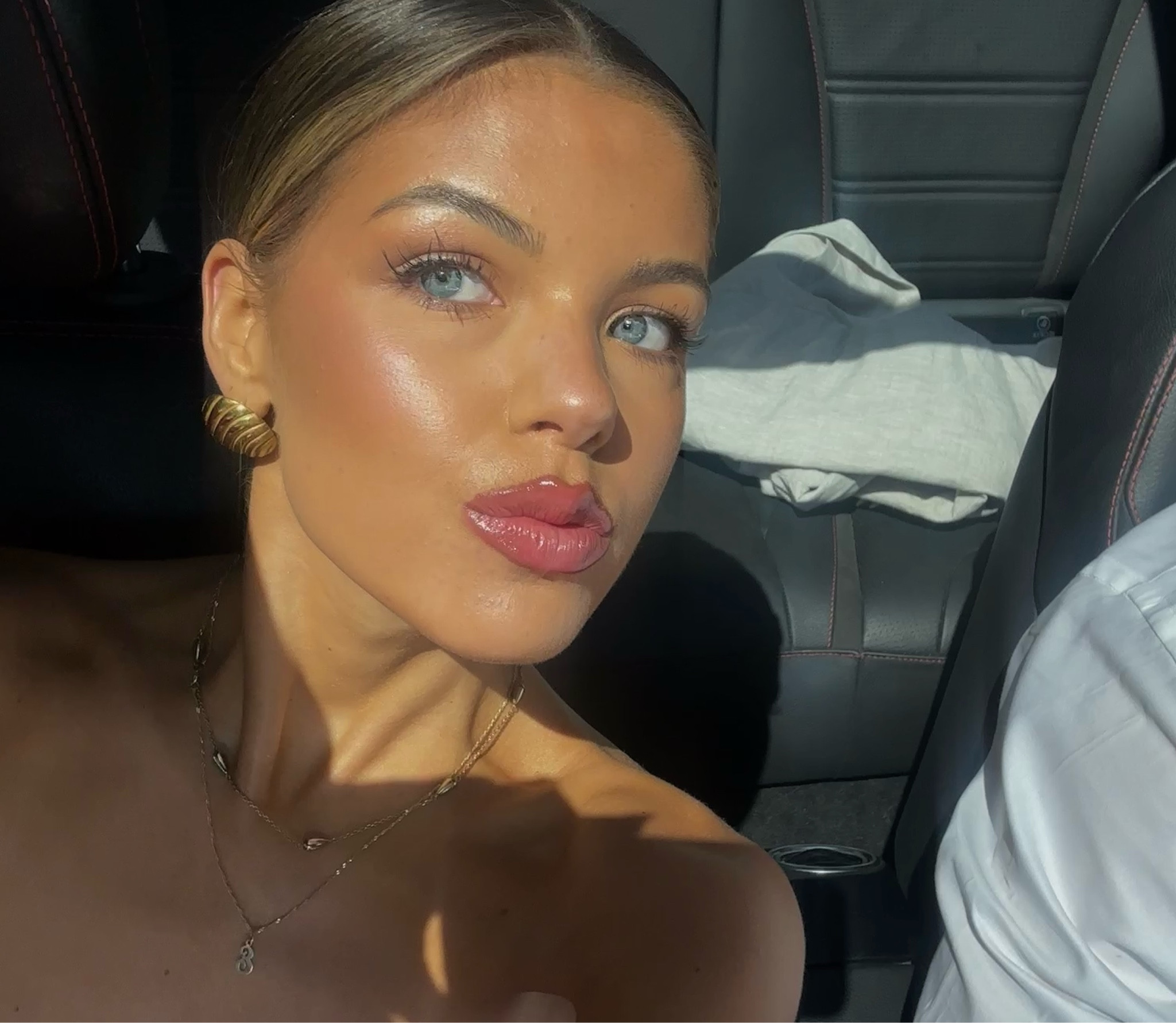 Products used to achieve this makeup look! 🌟



SHADES: 
Huda Foundation: Baklava 
Huda Concealer: Caramel Corn
Westman Atelier Contour: truffle
Blush: Cheer 
YSL Lip: 207
Huda Lip Liner: Warm Brown

