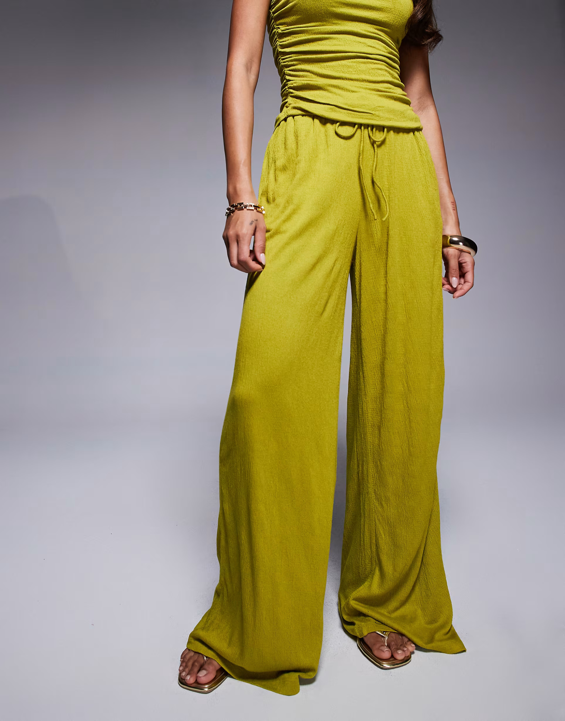 ASOS DESIGN - Broek van kreukelstof met wijde pijpen en gestrikte taille in olijfgroen, deel van ... | ASOS (Global)