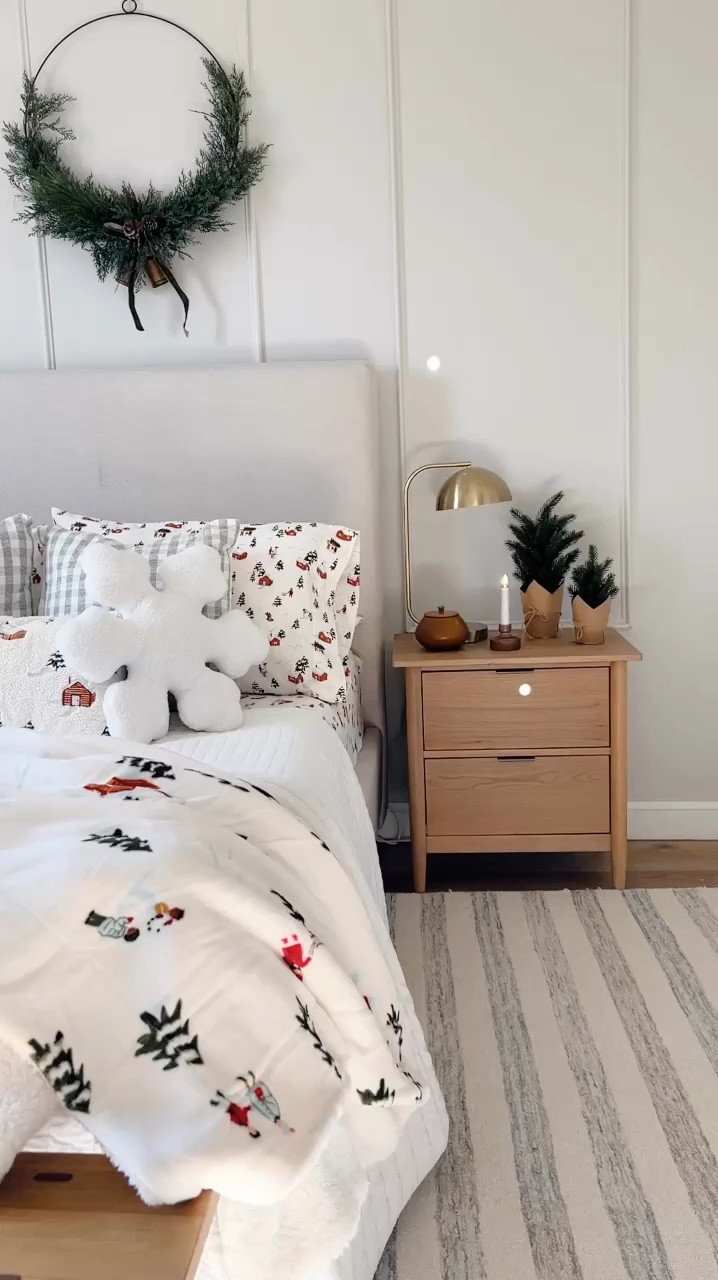 Miren esta bella idea para decorar tu habitación en navidad #xmas #christmas #xmasdecor #bedroom 

#LTKHome #LTKHoliday #LTKSeasonal