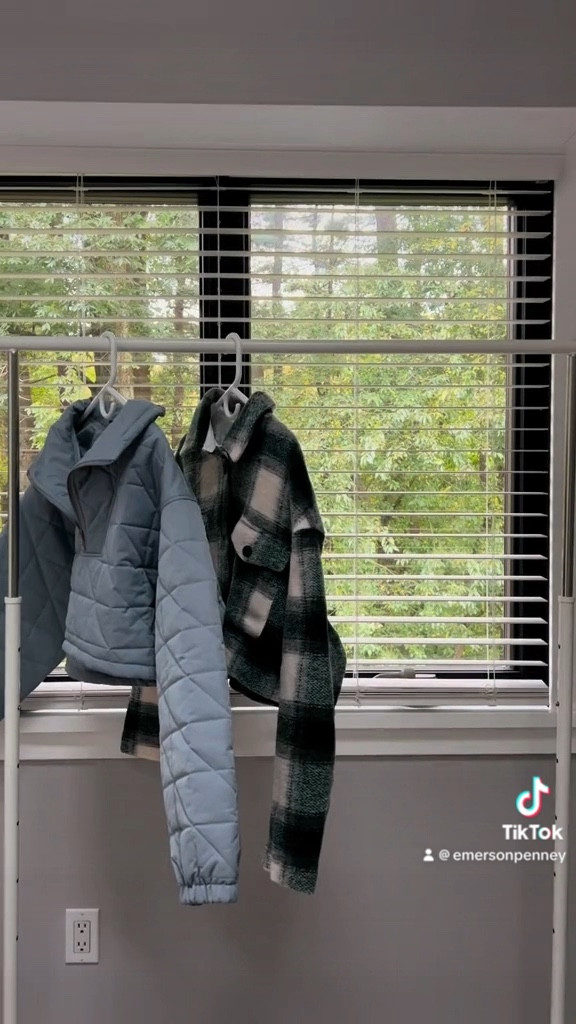 Wearing size medium in blue and white jackets. Wearing size small in plaid jacket. Wearing size xs in sweater! For a more oversized fit, size up!