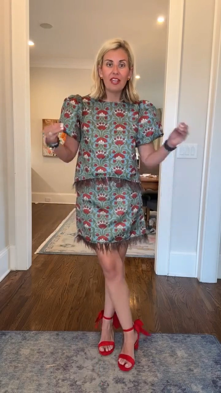 When I saw this set from gasped!! I knew I had to have it! 
Top - small
Skirt - medium 
@Avara

*code mixandmatch15 for 15% off 1st order