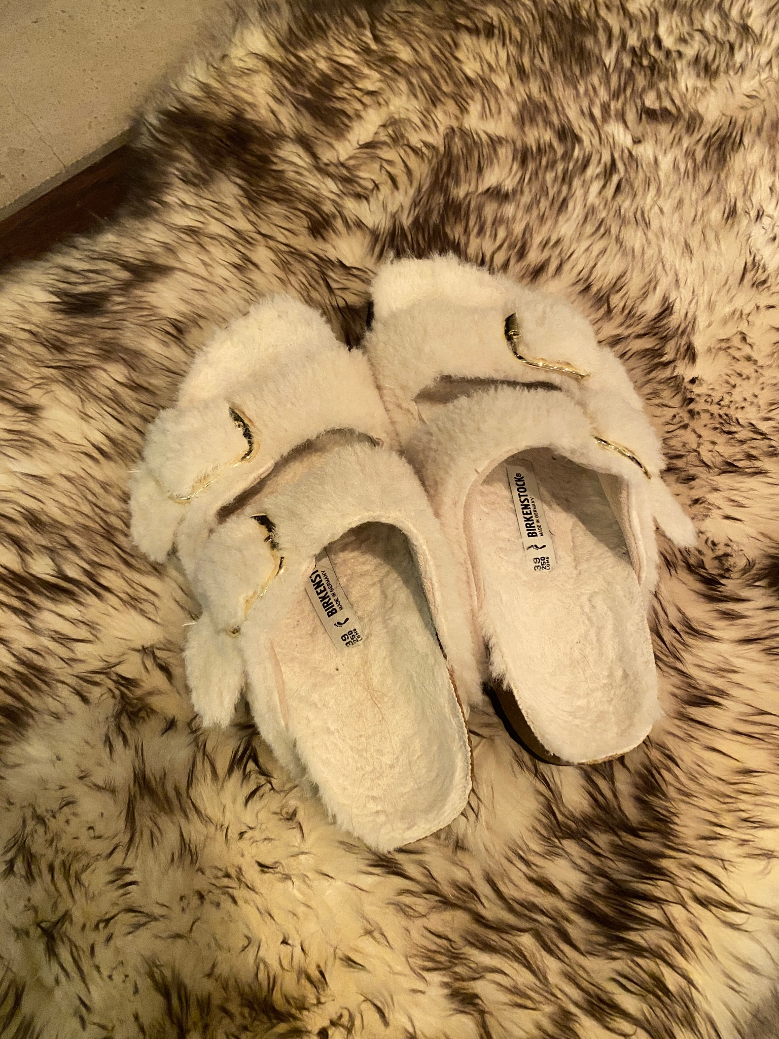 #dhgate

The coziest slides! True to size with adjustable buckles. Came in a box with logos and tags on point!

#LTKfindsunder50 #LTKfindsunder100 #LTKshoecrush