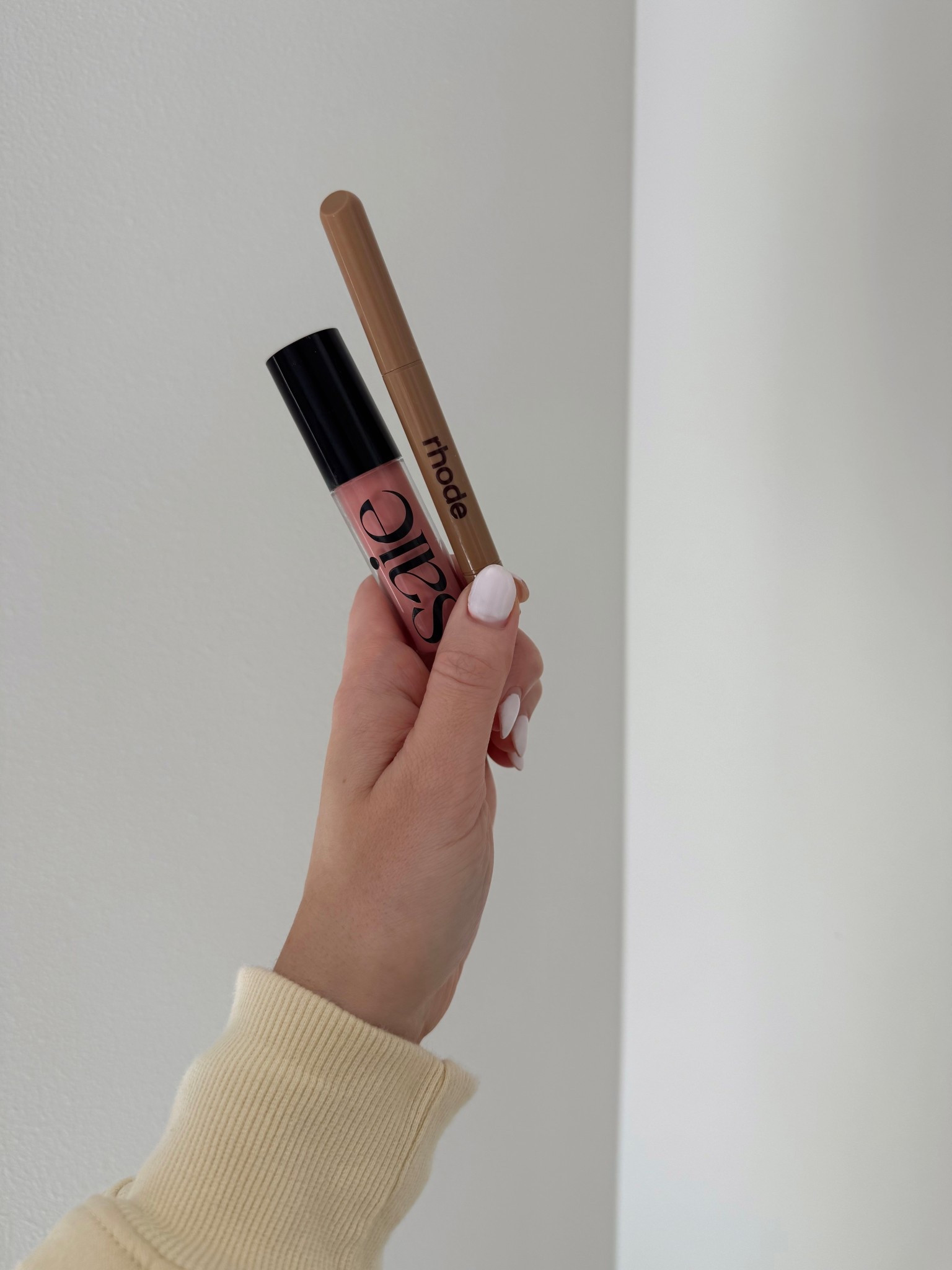 I’ve been LOVING this lip combo! A beautiful neutral combo. This gloss is so pretty and I love the texture! The liner is incredibly easy to use! 

Wearing shade bubble in the gloss and bend in the liner



#LTKBeauty