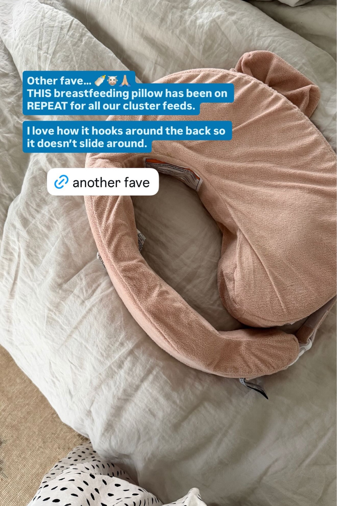 Other fave… 🍼🐮🙏🏼
THIS breastfeeding pillow has been on REPEAT for all our cluster feeds.

I love how it hooks around the back so it doesn’t slide around.