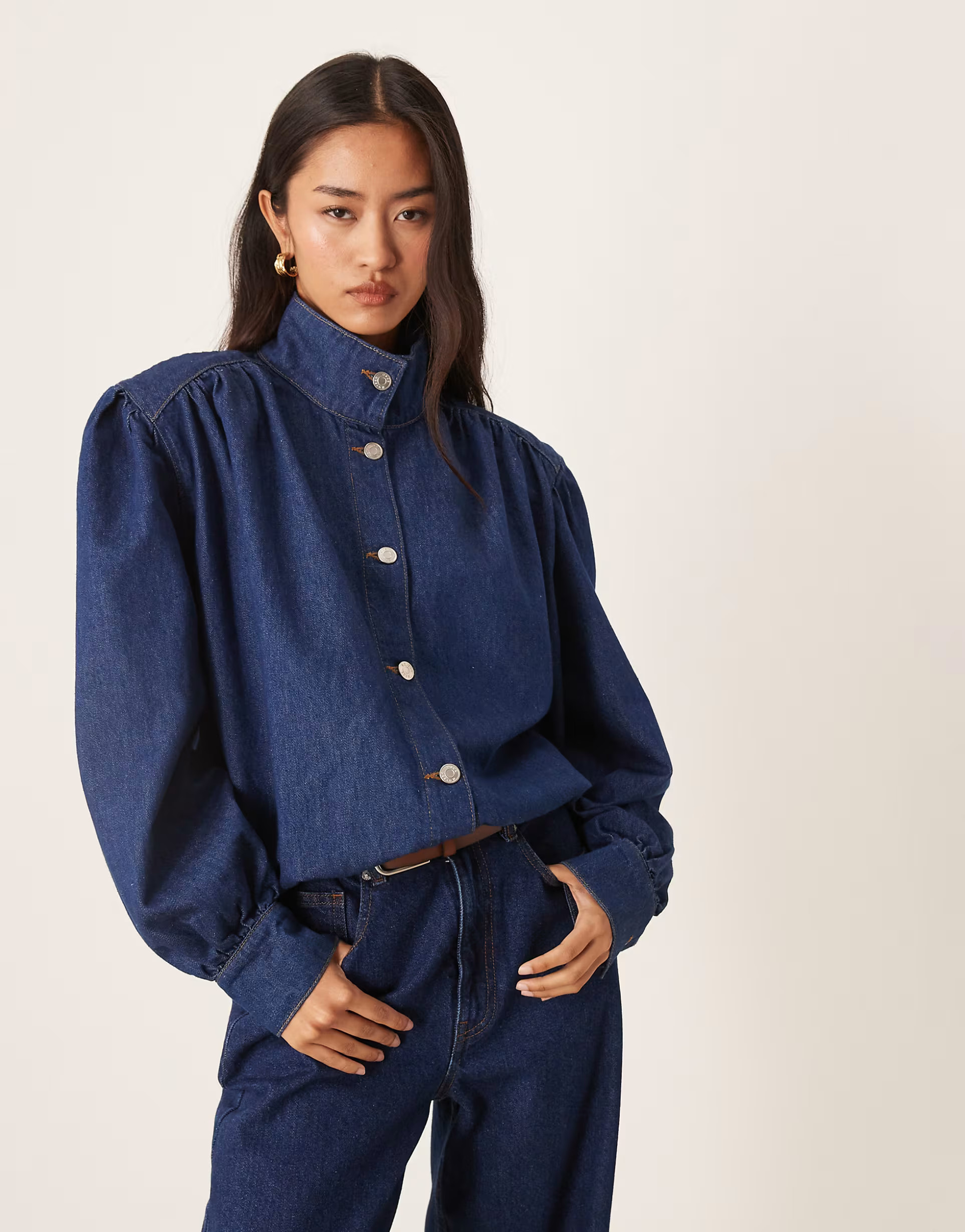ASOS DESIGN - Giacca in denim blu medio raccolta sulle spalle con scollo a imbuto | ASOS | ASOS (Global)