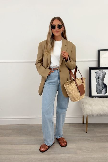 White t-shirt outfit 🤍
A smart casual look with jeans & a blazer 

Blazer (old ARKET)
Jeans: 25 short
T-shirt: small


#ThisIsMyBestT #LTKstyletip #LTKxUNIQLO
